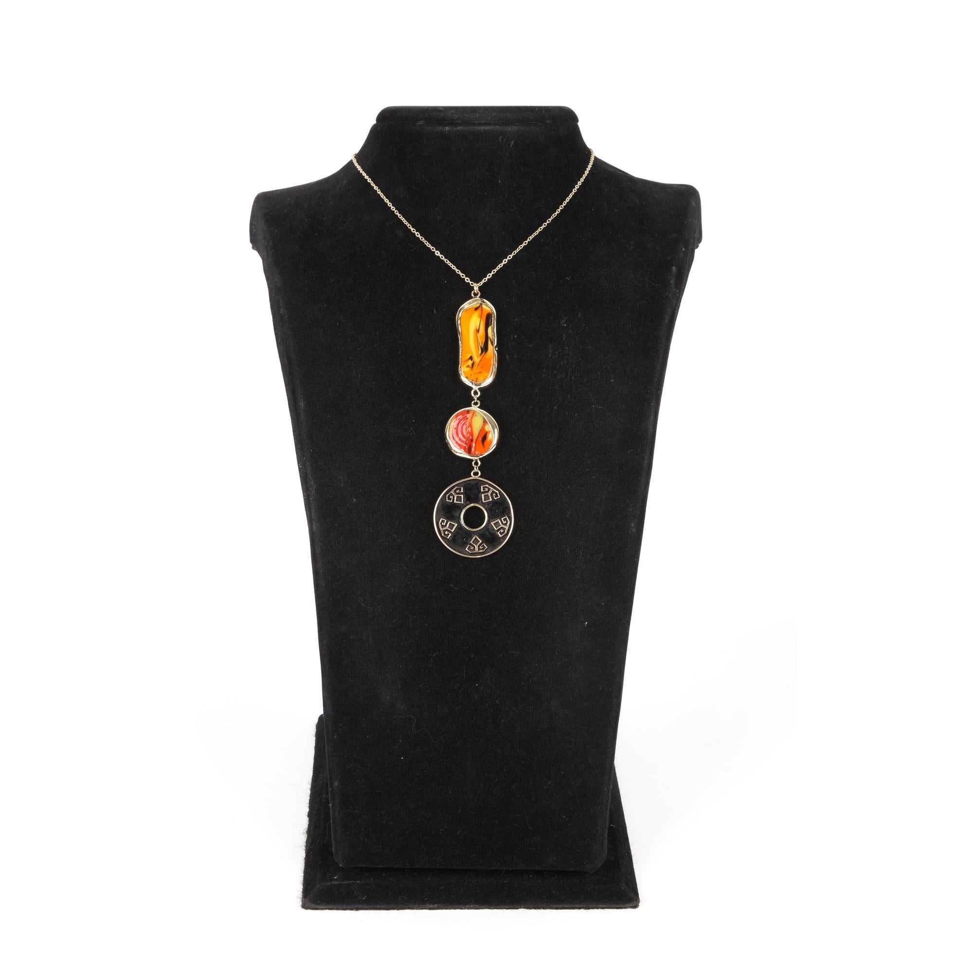 ELİ BELİNDE CAM KOLYE