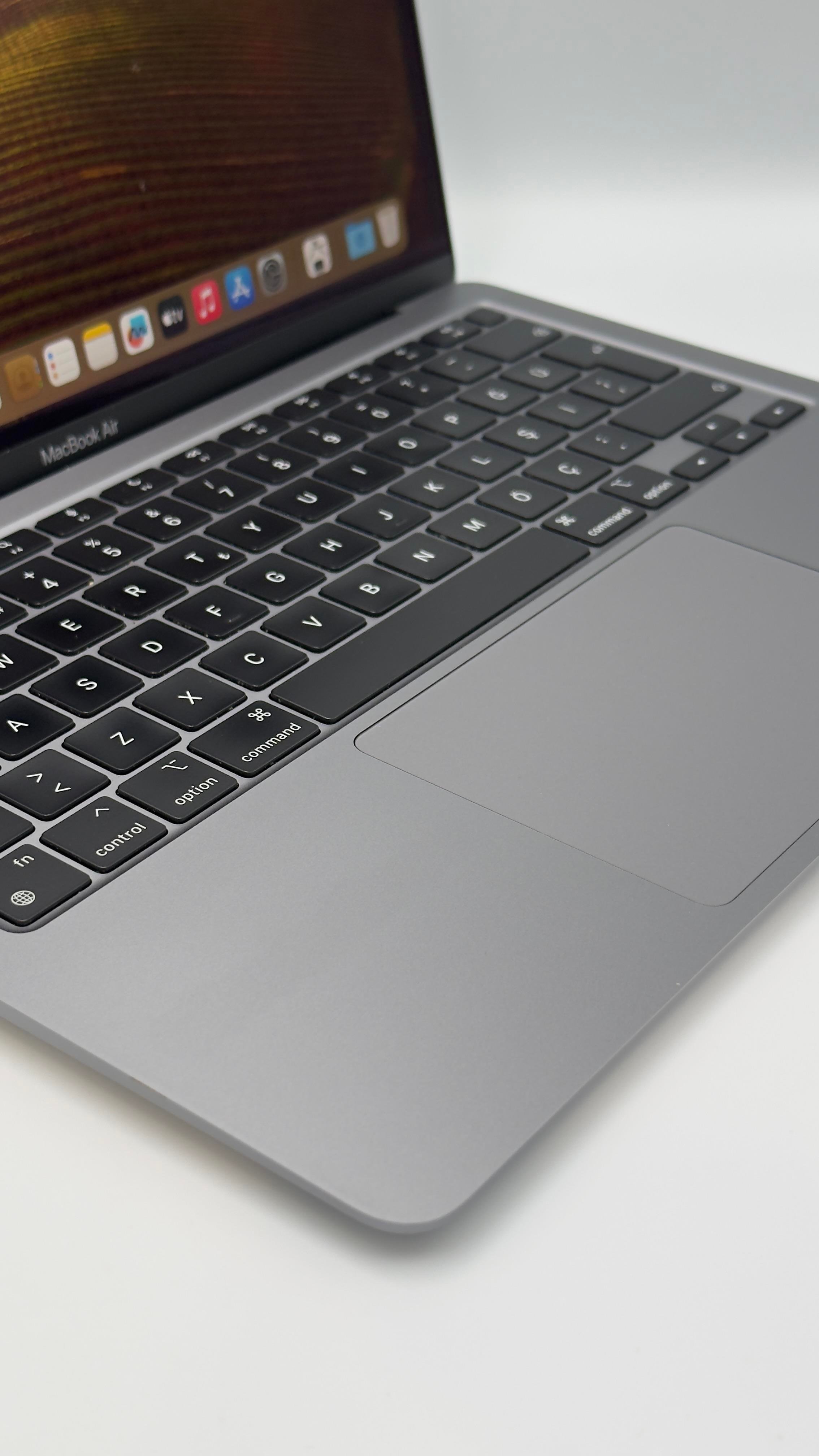 MacBook Air M1,2020    MBAIR 13.3 SPG 8C CPU 7C GPU 8GB 256GB MGN63TU/A_2ND