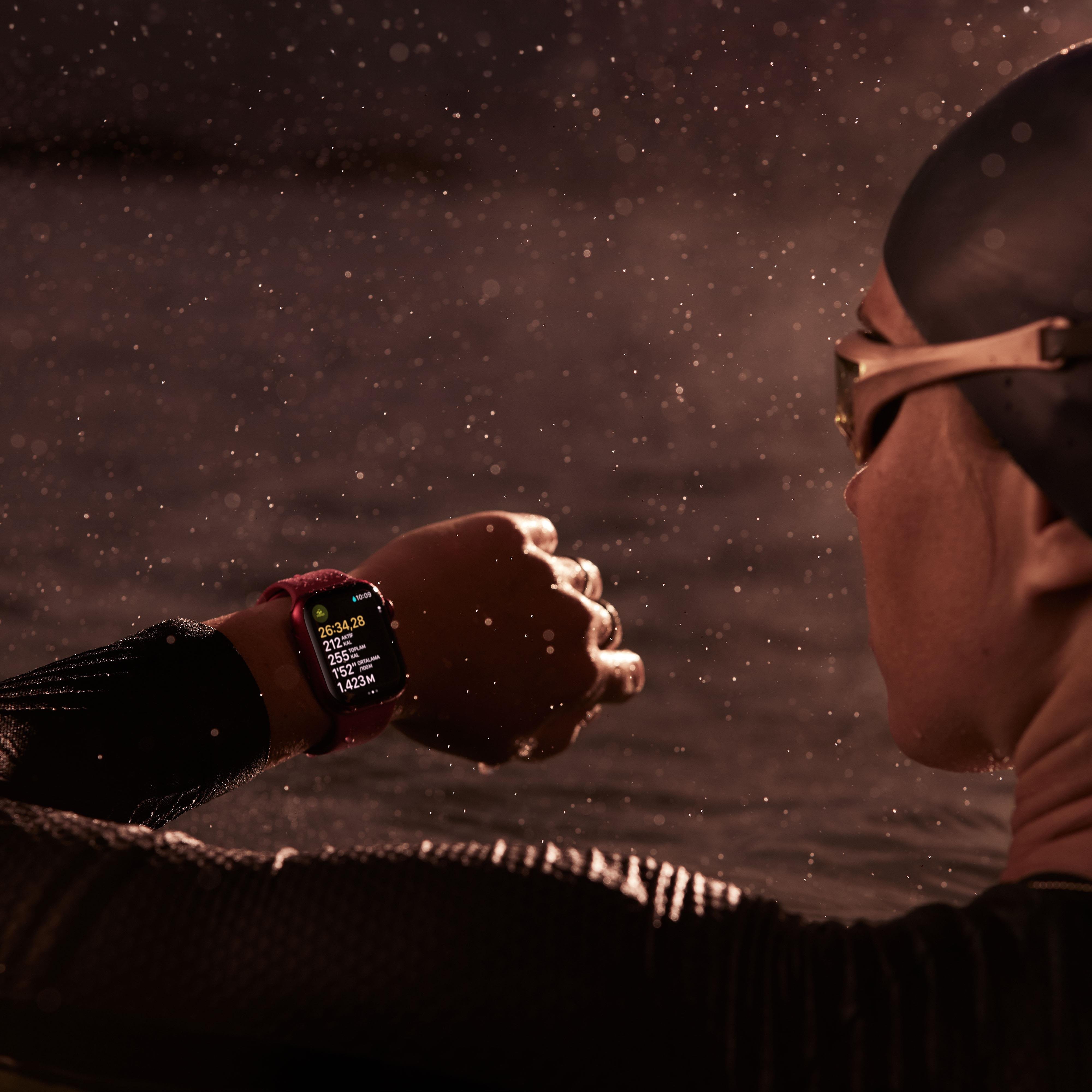Apple Watch Series 9 GPS 41mm Gece Yarısı Alüminyum Kasa Beyaz Spor Kordon (S-M) - MR8W3TU/A