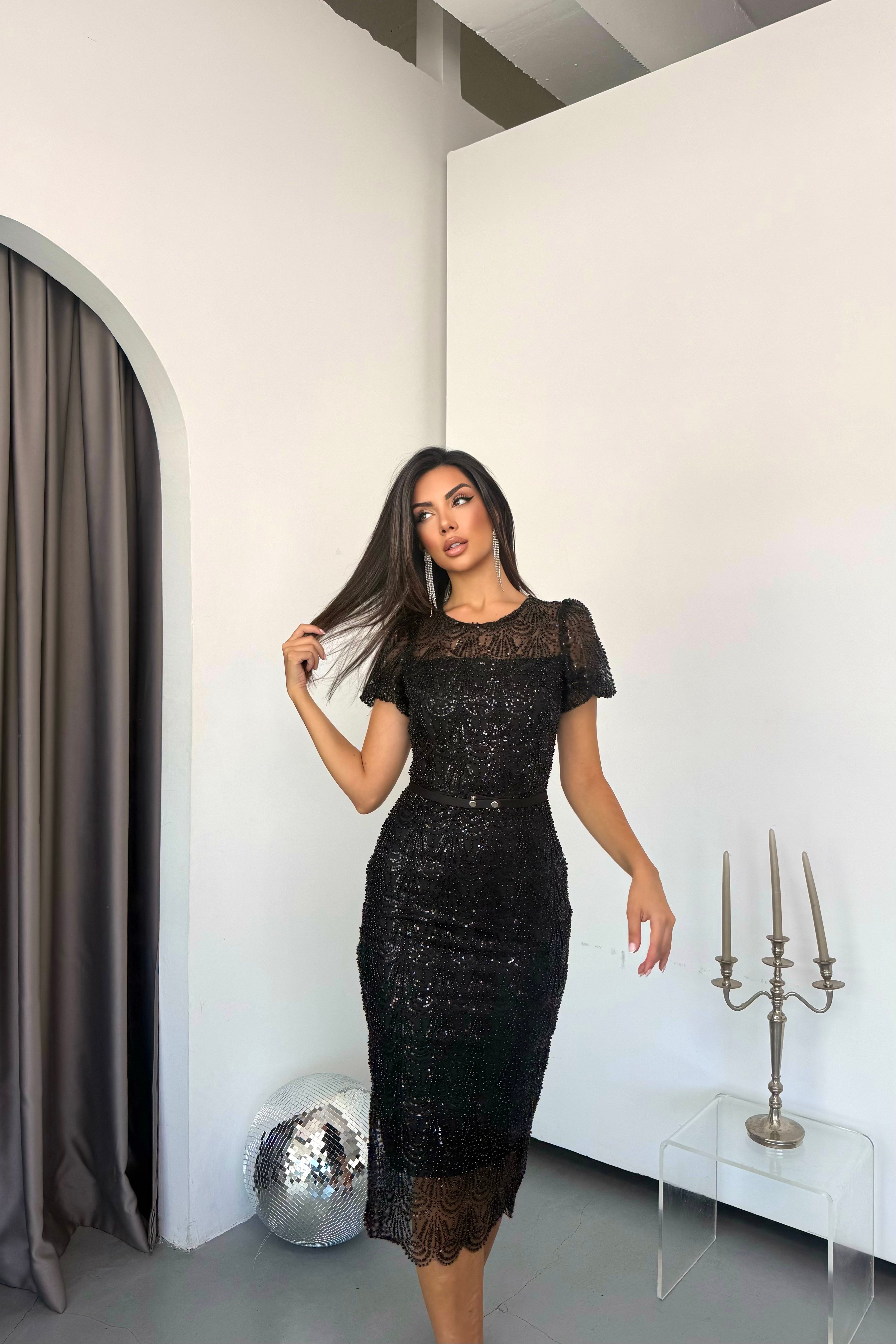 Boncuk İşlemeli Kısa Kollu Kemerli Orta Kısa Elbise - Siyah