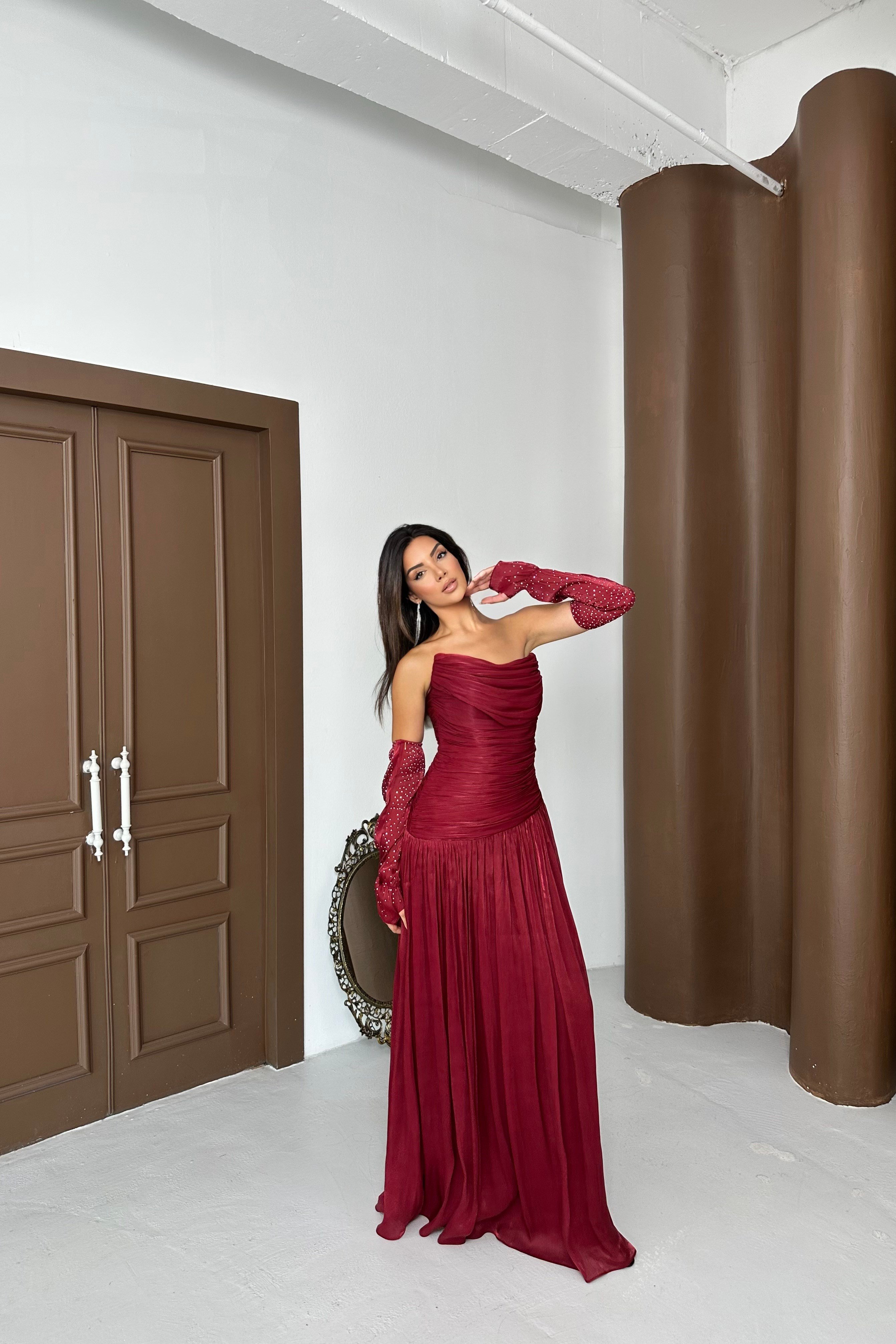 Büzgülü Ve Kollu Straplez Valentino Organze Kumaş Şık Tasarım Abiye Elbise - Bordo