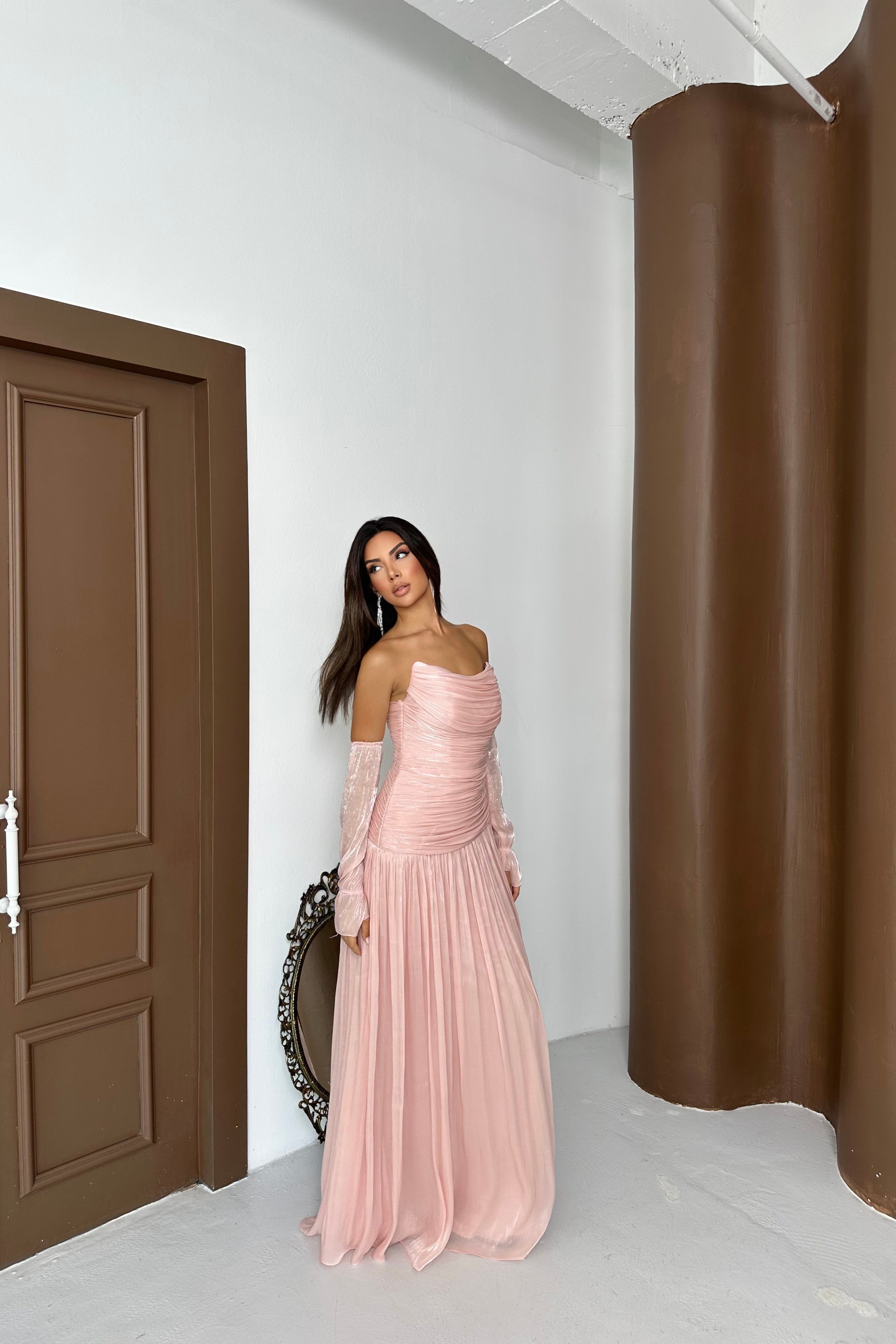 Büzgülü Ve Kollu Straplez Valentino Organze Kumaş Şık Tasarım Abiye Elbise - Pudra