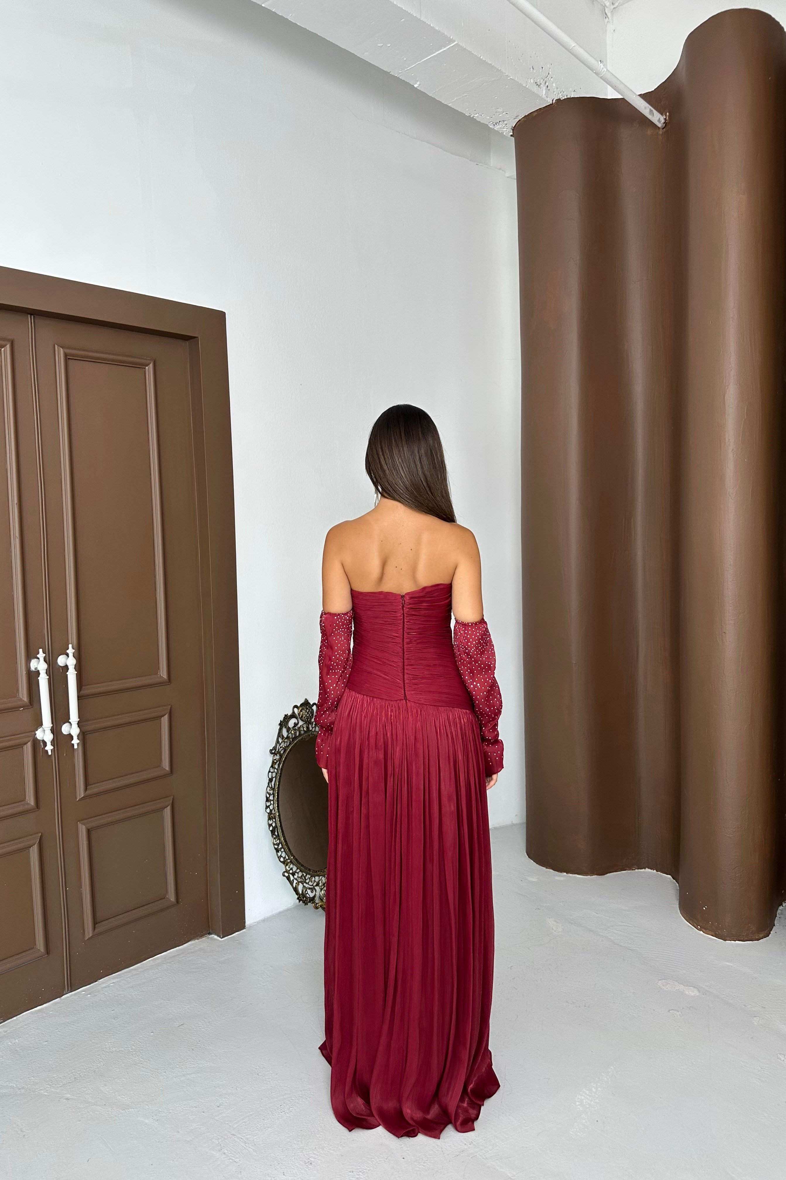 Büzgülü Ve Kollu Straplez Valentino Organze Kumaş Şık Tasarım Abiye Elbise - Bordo
