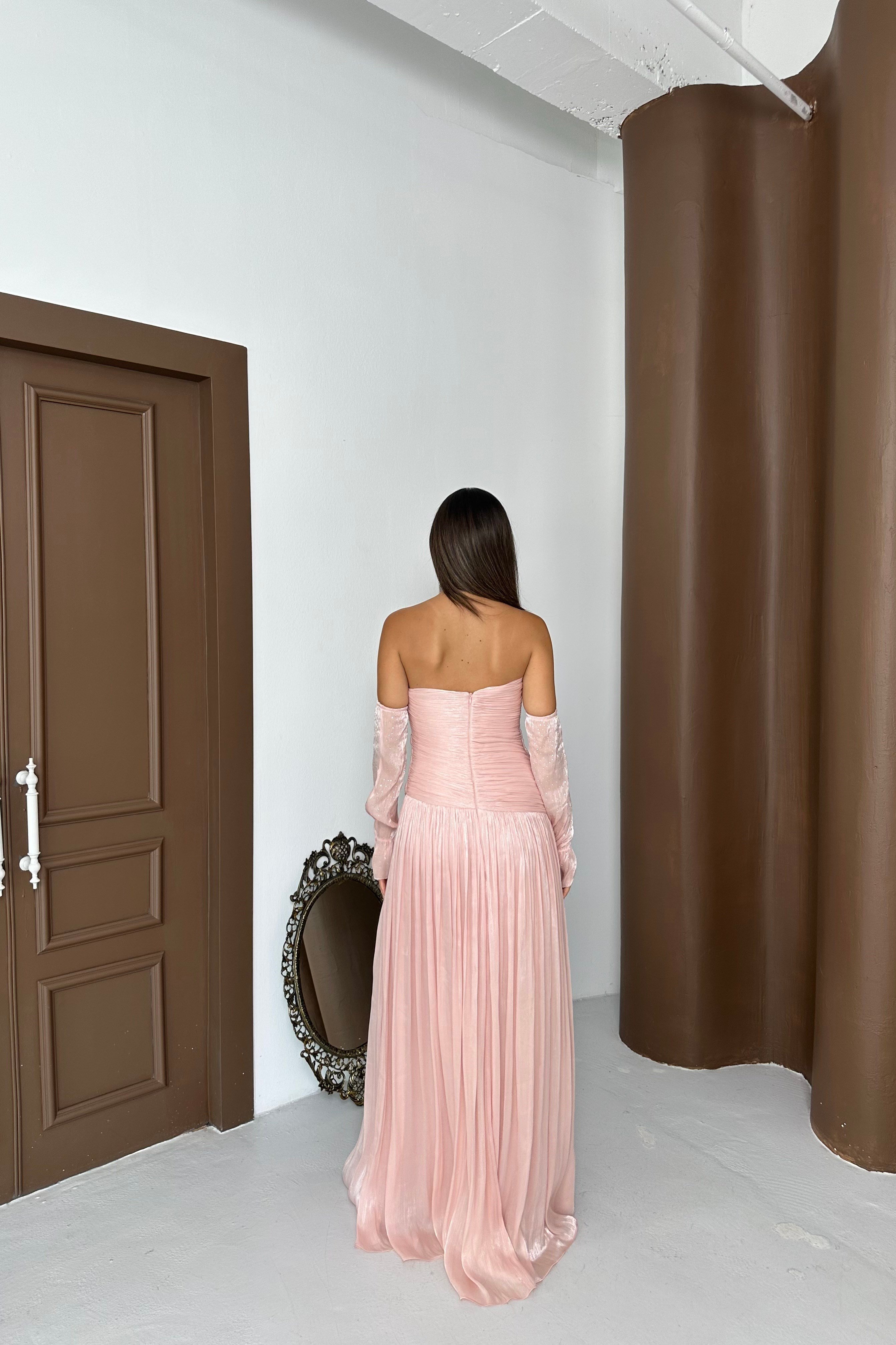 Büzgülü Ve Kollu Straplez Valentino Organze Kumaş Şık Tasarım Abiye Elbise - Pudra