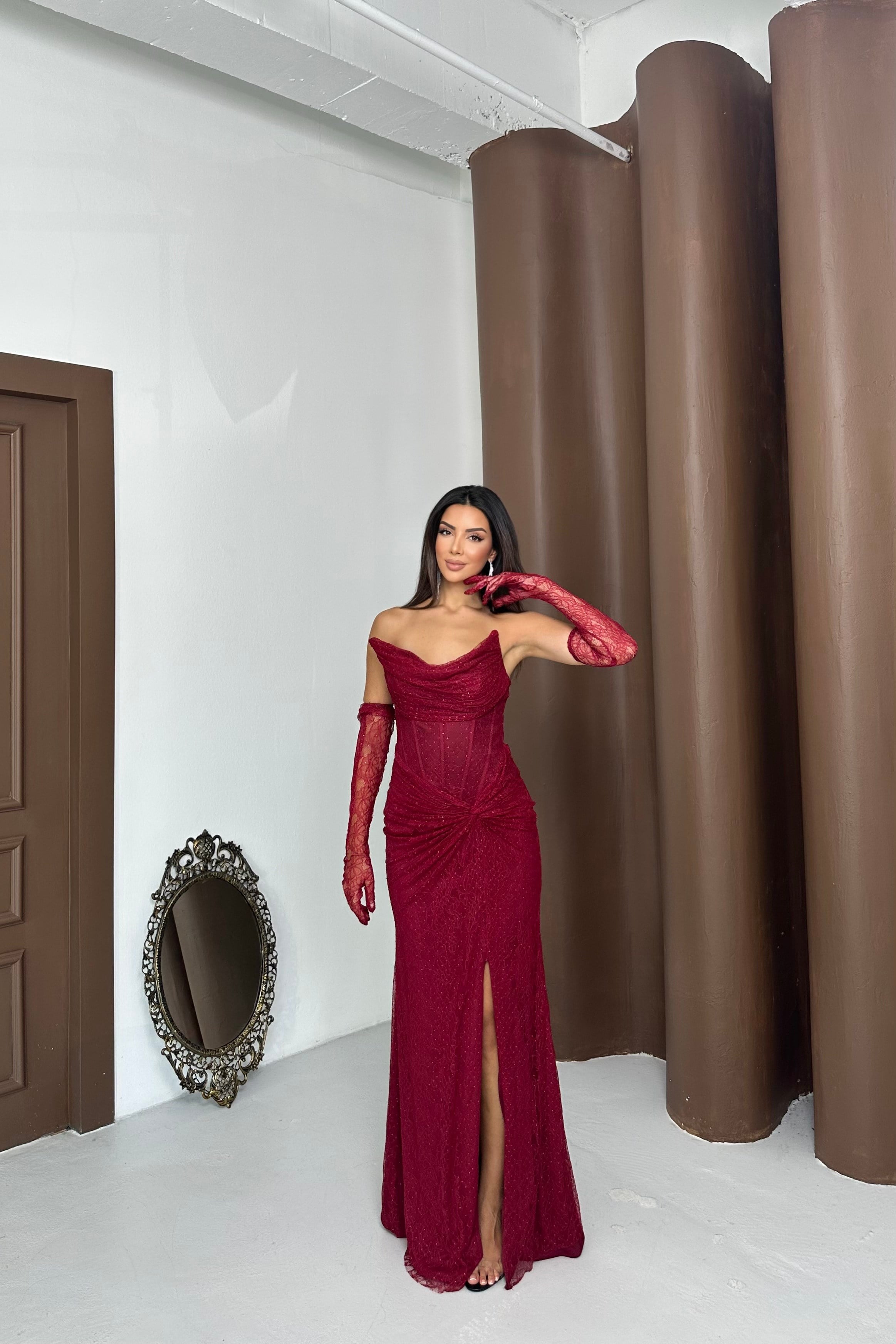 Eldivenli Straplez Bel Düğümlü Taşlı Dantel Kumaş Şık Tasarım Abiye Elbise - Bordo
