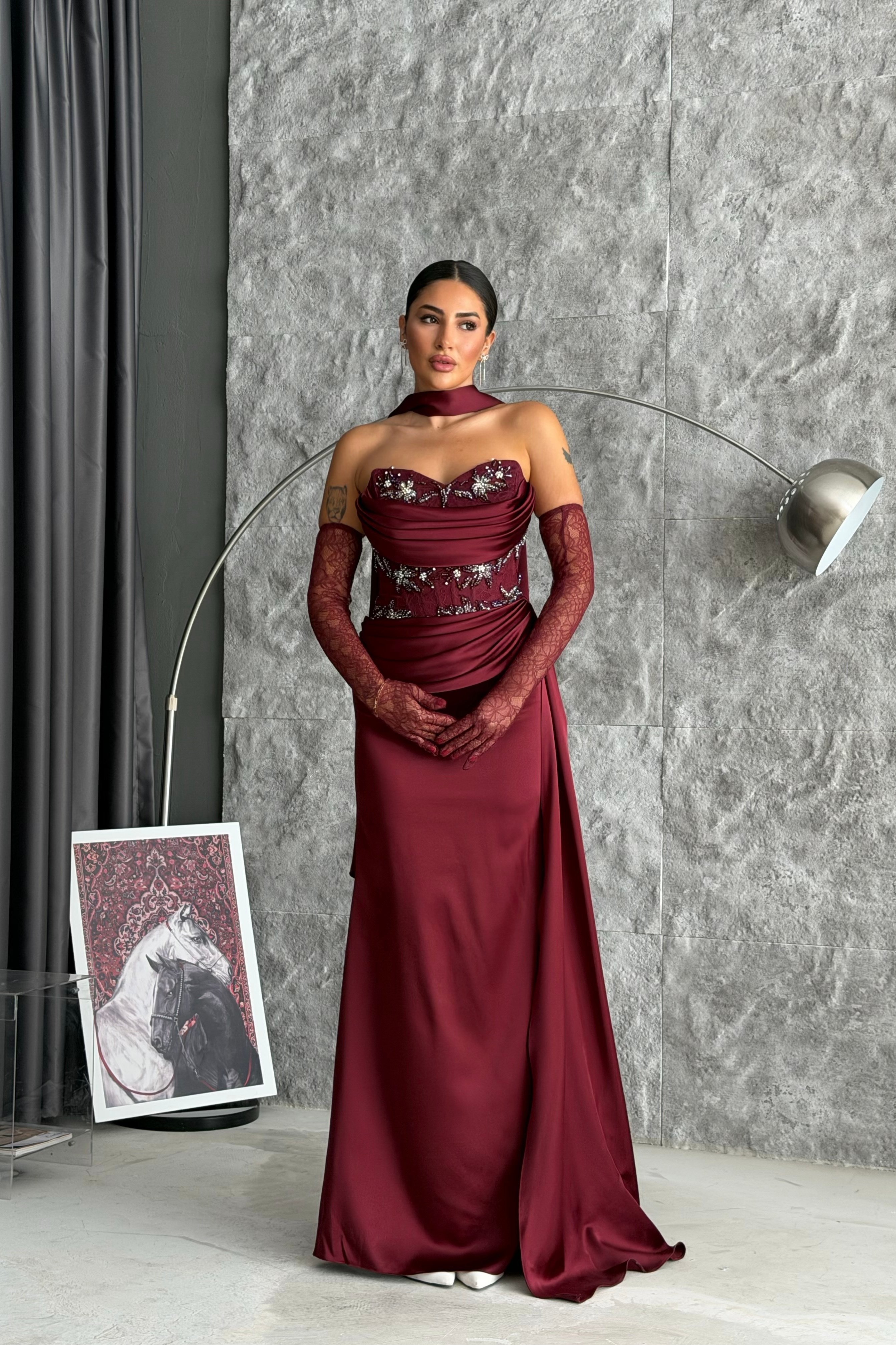 Eldivenli Ve Şallı İşleme Detaylı Drapeli Allerli Saten Tasarım Abiye Elbise - Bordo