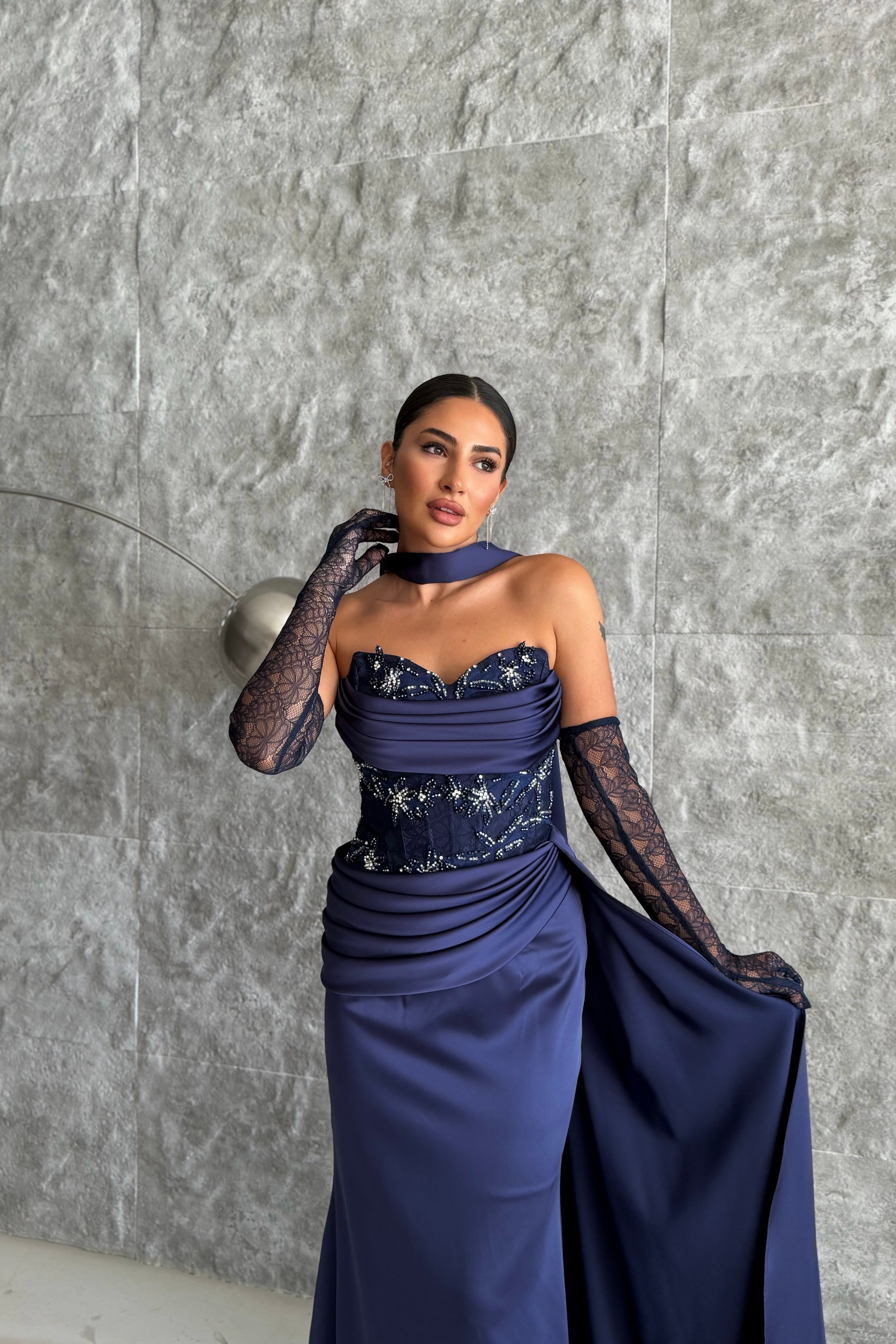 Eldivenli Ve Şallı İşleme Detaylı Drapeli Allerli Saten Tasarım Abiye Elbise - Lacivert