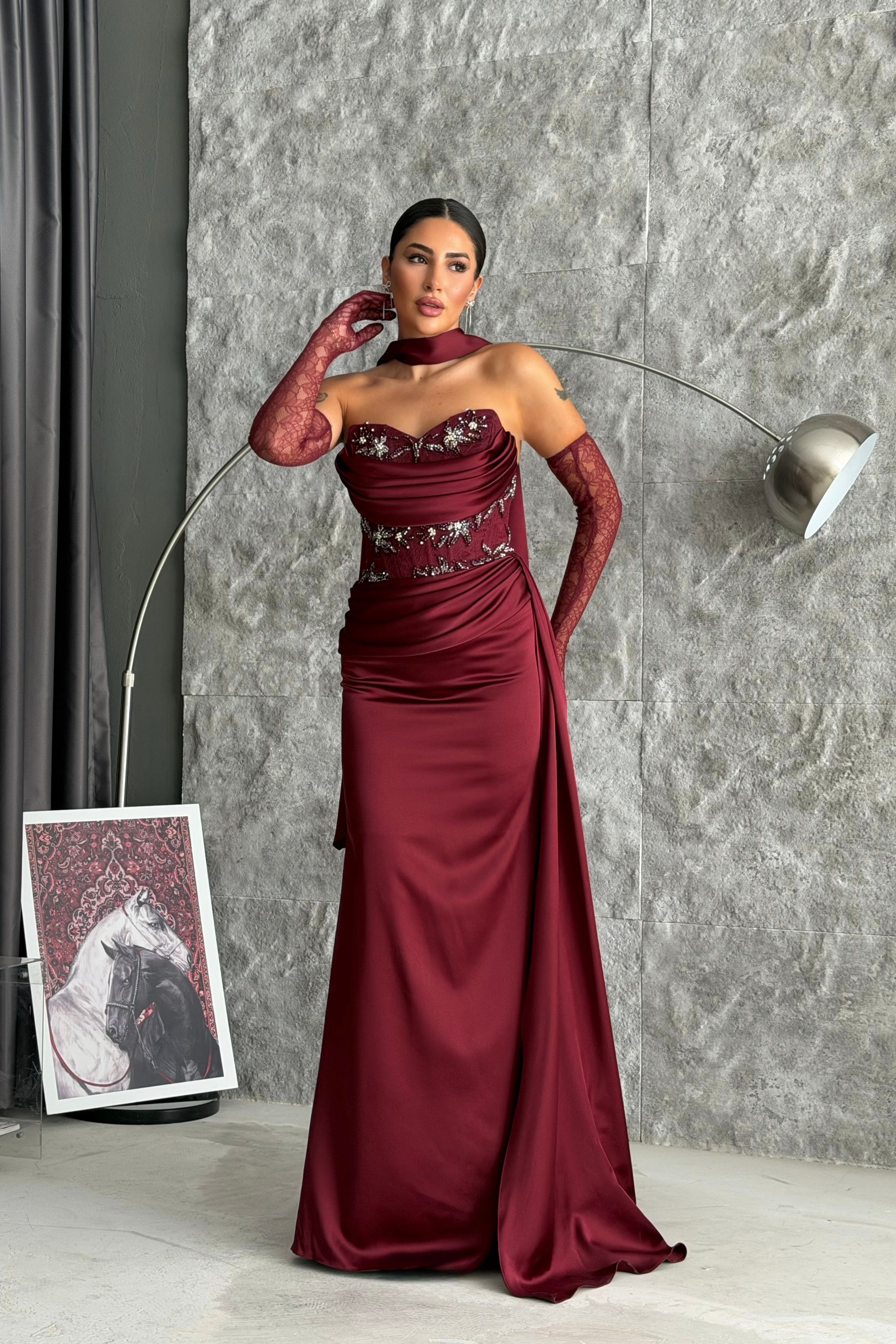 Eldivenli Ve Şallı İşleme Detaylı Drapeli Allerli Saten Tasarım Abiye Elbise - Bordo