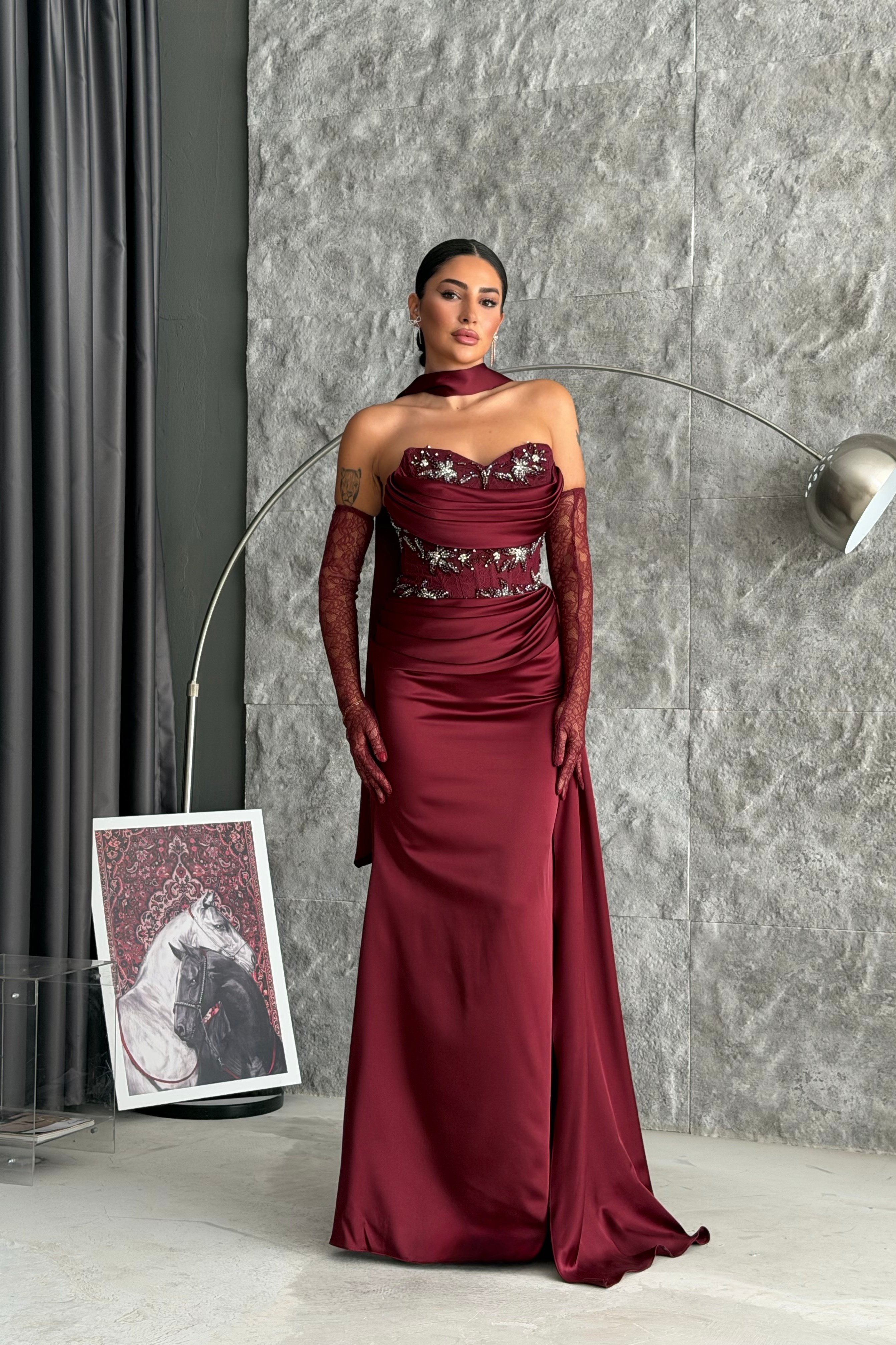 Eldivenli Ve Şallı İşleme Detaylı Drapeli Allerli Saten Tasarım Abiye Elbise - Bordo