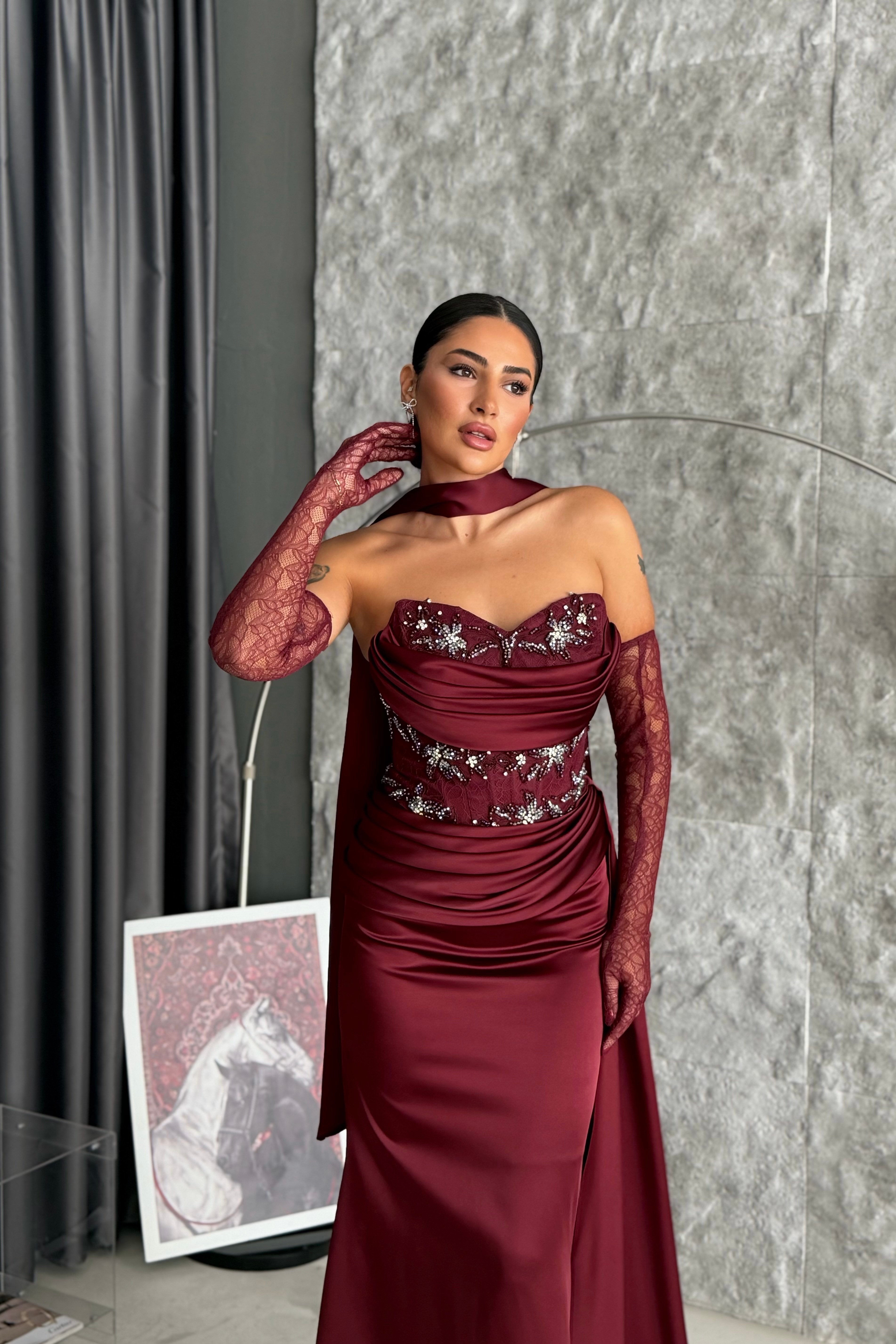 Eldivenli Ve Şallı İşleme Detaylı Drapeli Allerli Saten Tasarım Abiye Elbise - Bordo