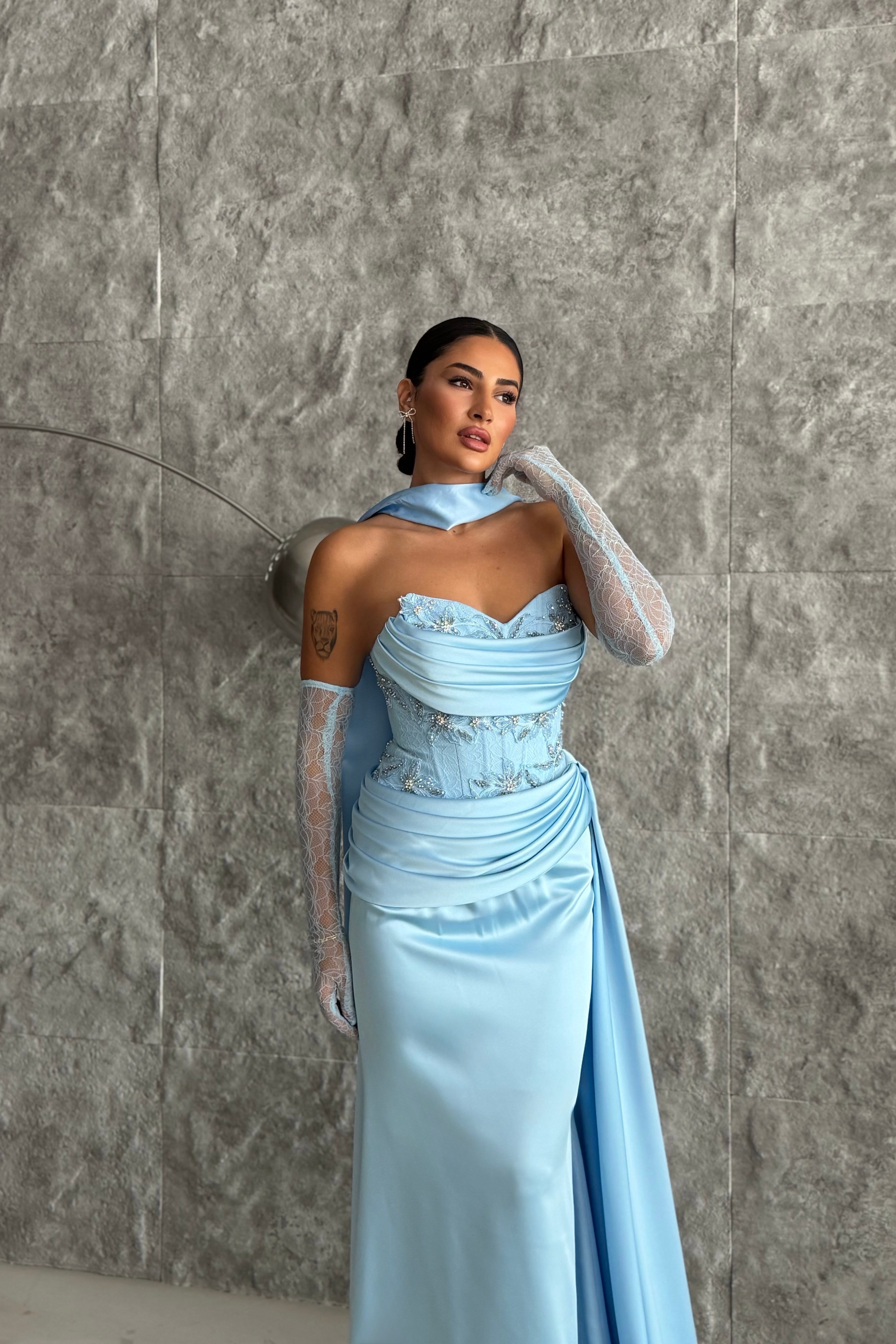 Eldivenli Ve Şallı İşleme Detaylı Drapeli Allerli Saten Tasarım Abiye Elbise - Bebe Mavi