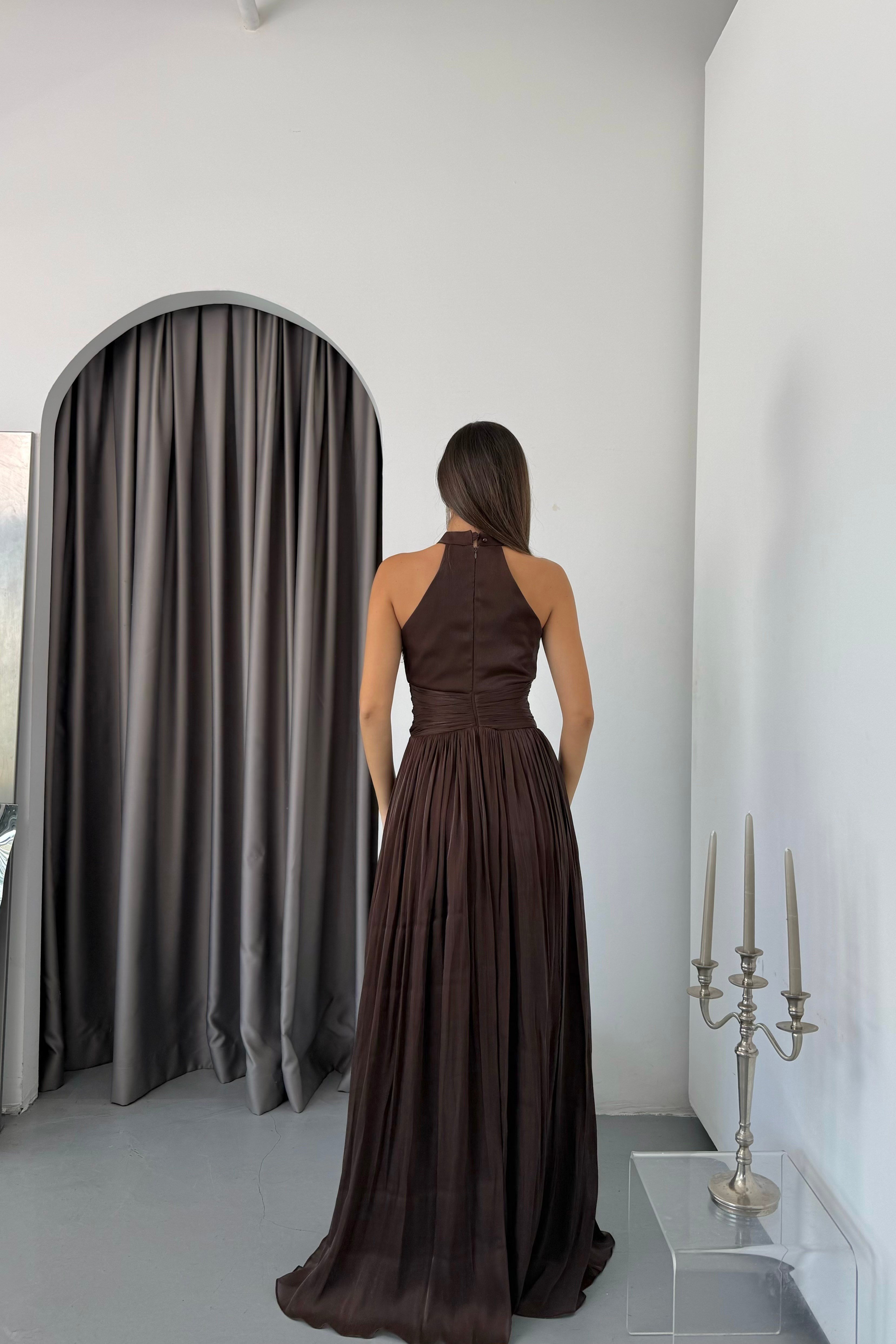Halter Yaka Organze Janjan Beli Büzgülü Abiye Elbise -Kahverengi