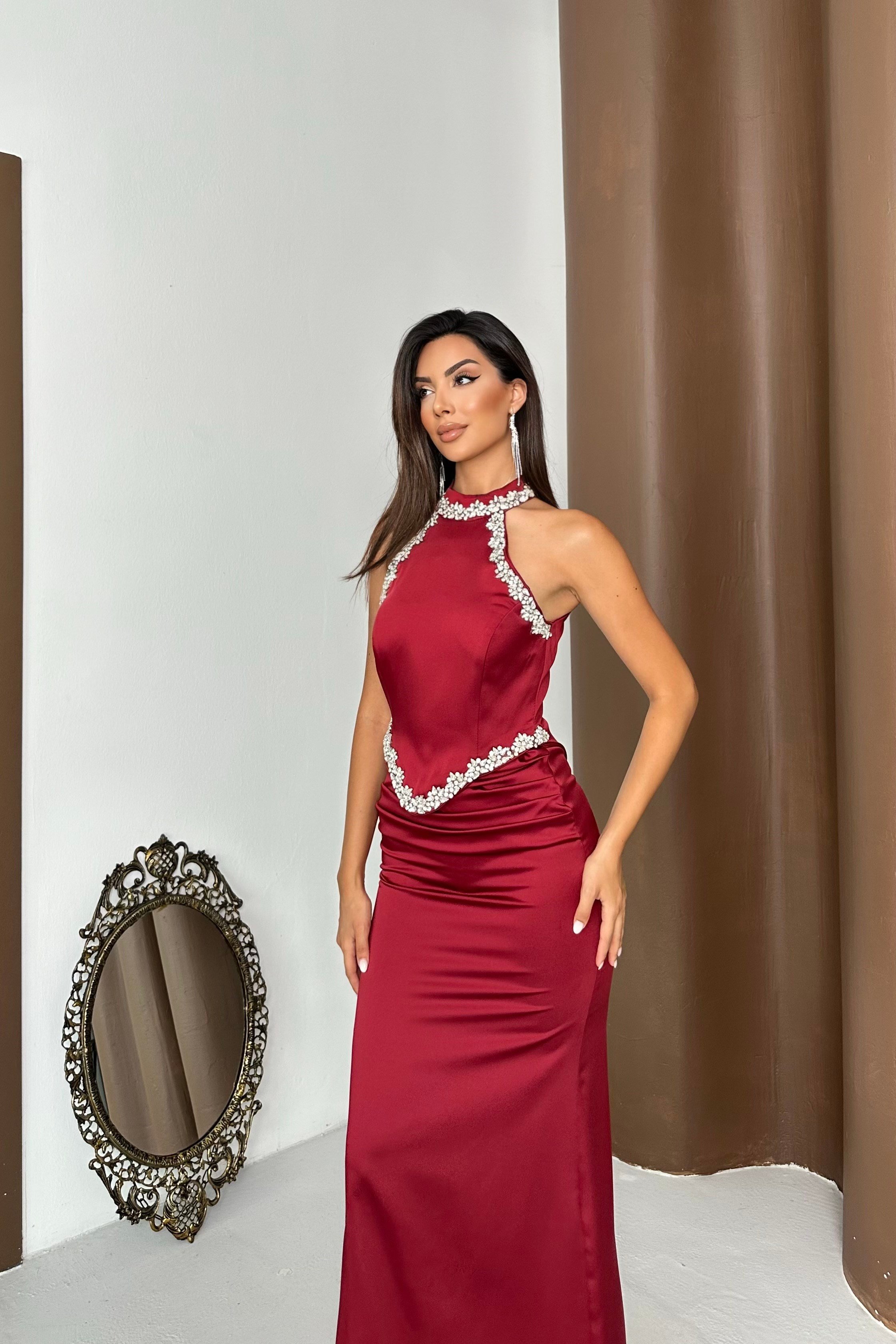 Halter Yaka Taş Detaylı Saten Şık Tasarım Abiye Elbise - Bordo