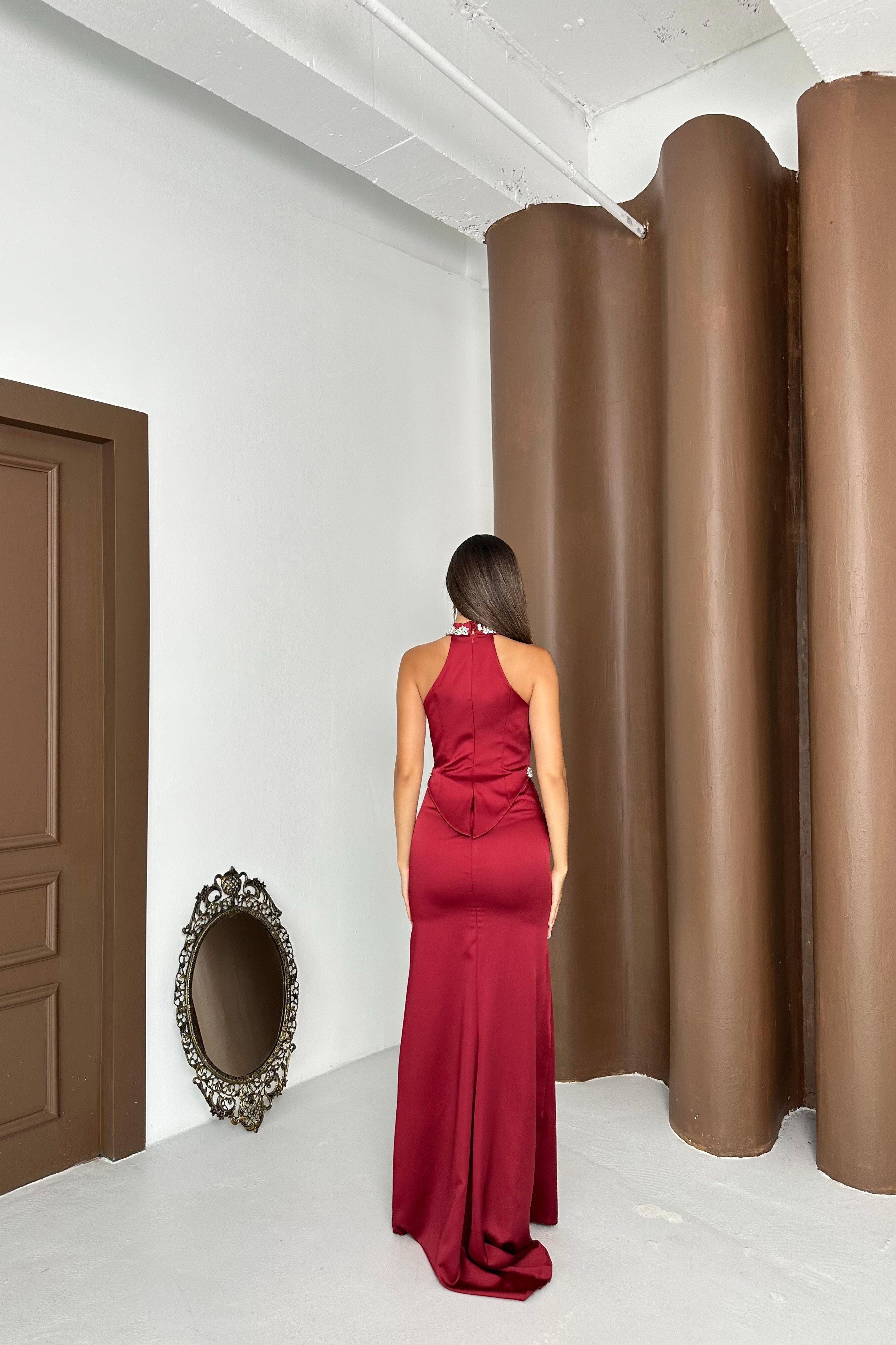 Halter Yaka Taş Detaylı Saten Şık Tasarım Abiye Elbise - Bordo