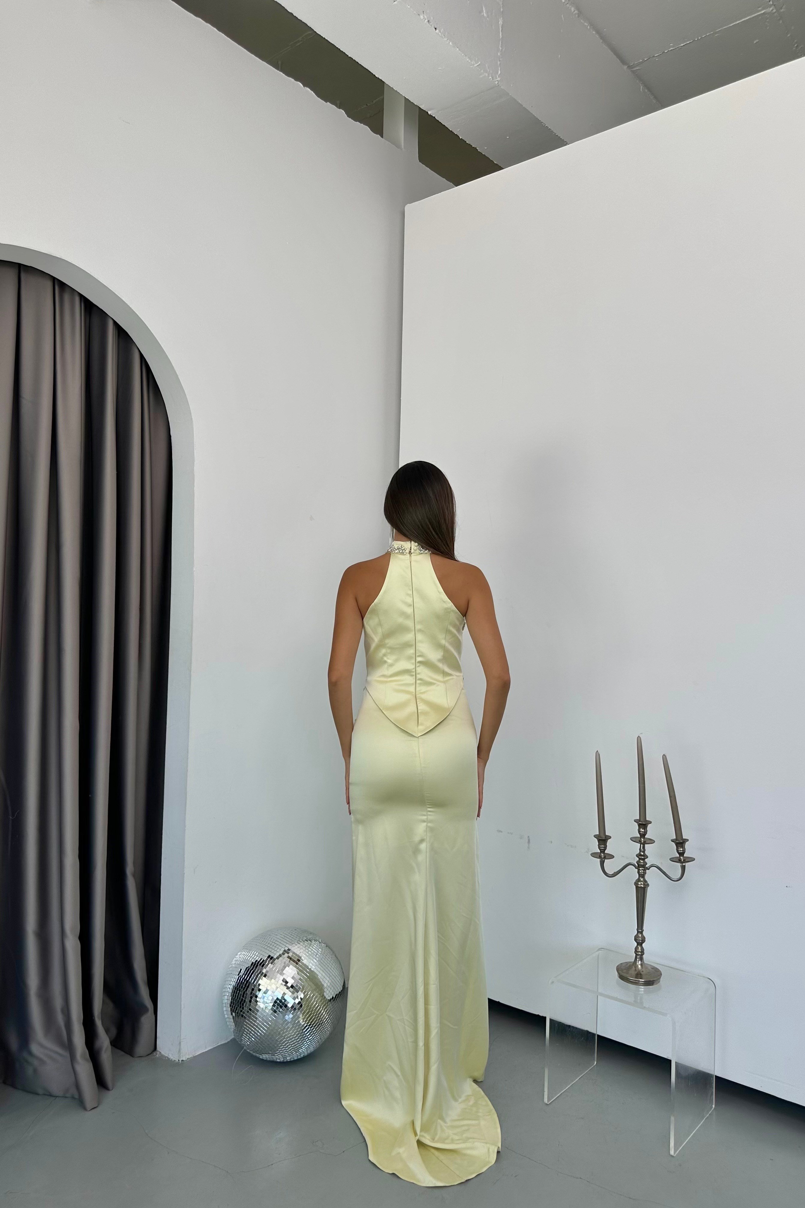 Halter Yaka Taş Detaylı Saten Şık Tasarım Abiye Elbise - Sarı