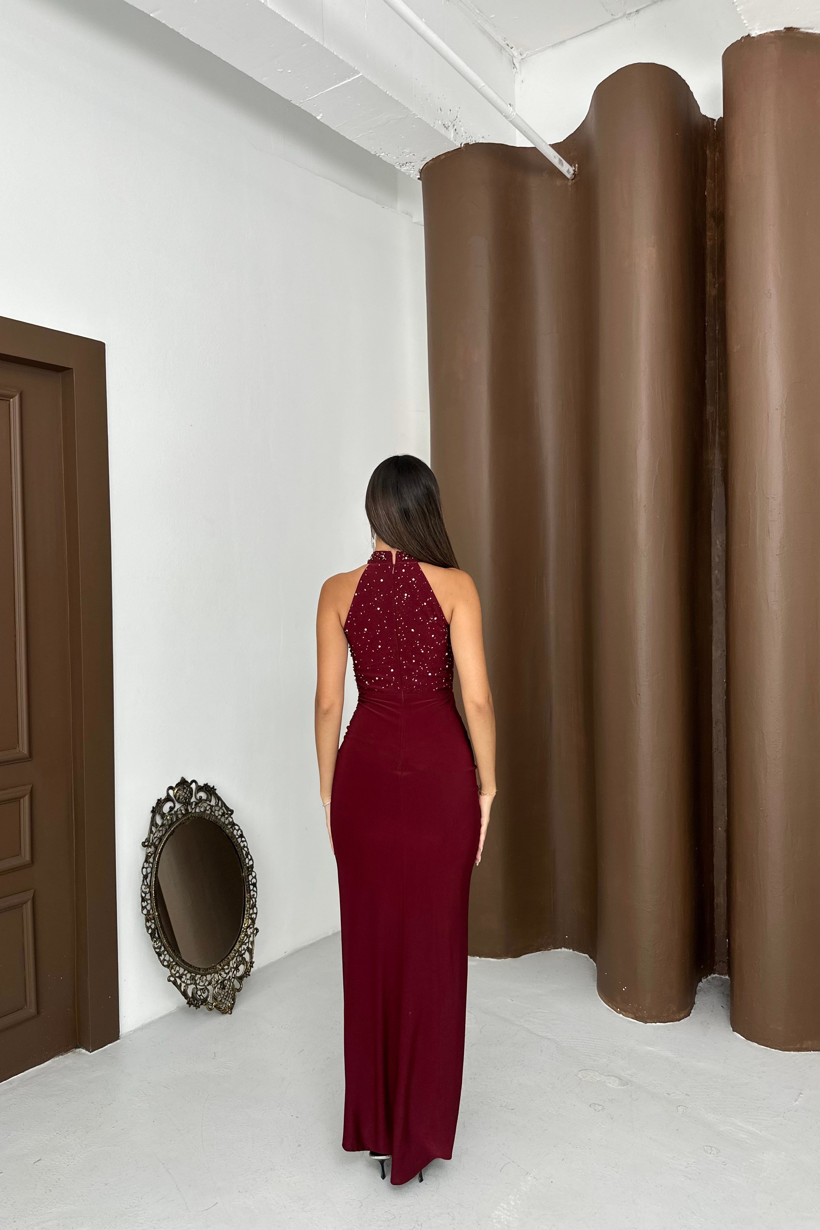 Halter Yaka Taş Ve Boncuk İşlemeli Bel Düğümlü Yırtmaçlı Kristal Kumaş Abiye Elbise - Bordo