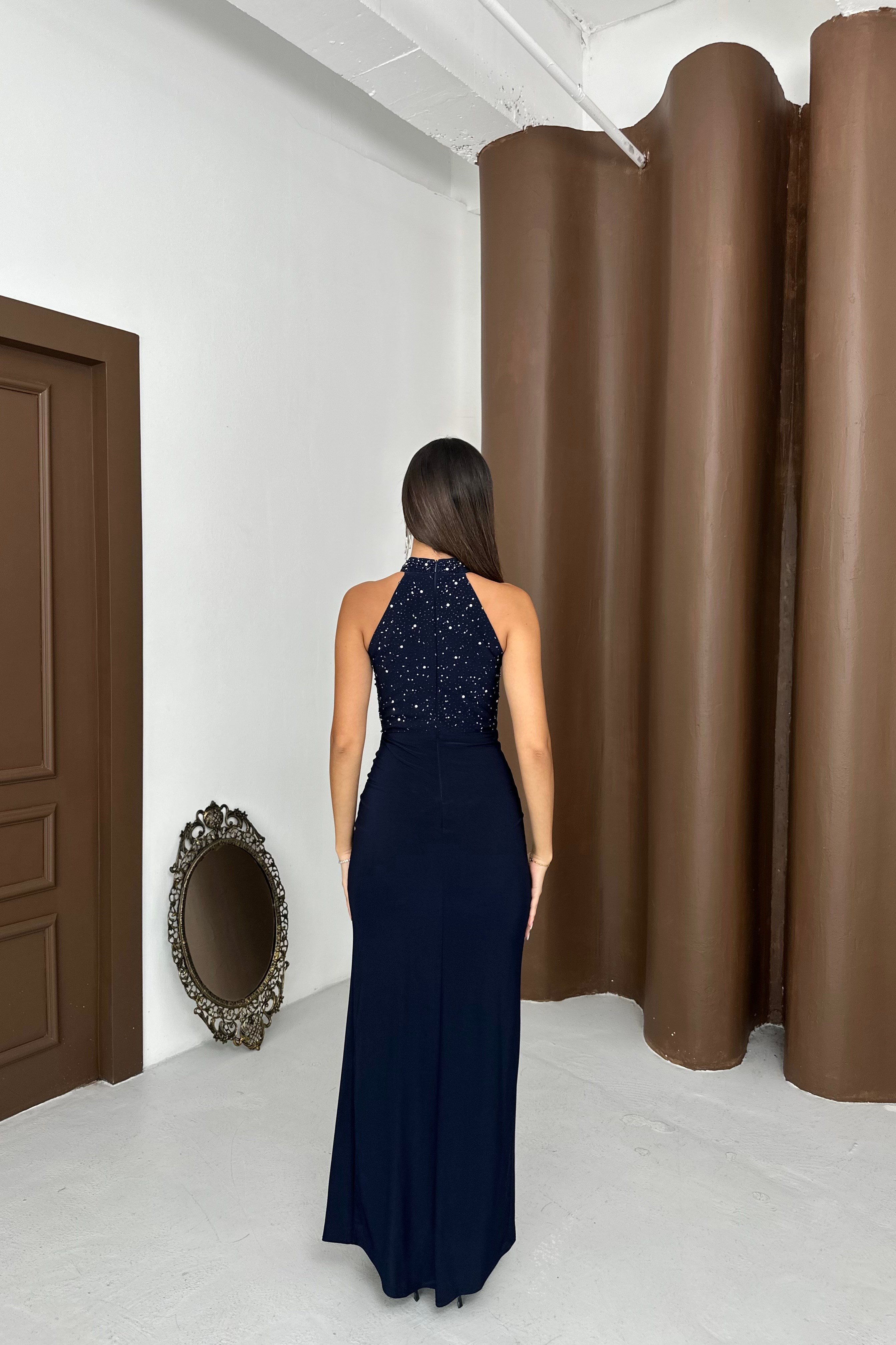 Halter Yaka Taş Ve Boncuk İşlemeli Bel Düğümlü Yırtmaçlı Kristal Kumaş Abiye Elbise - Lacivert
