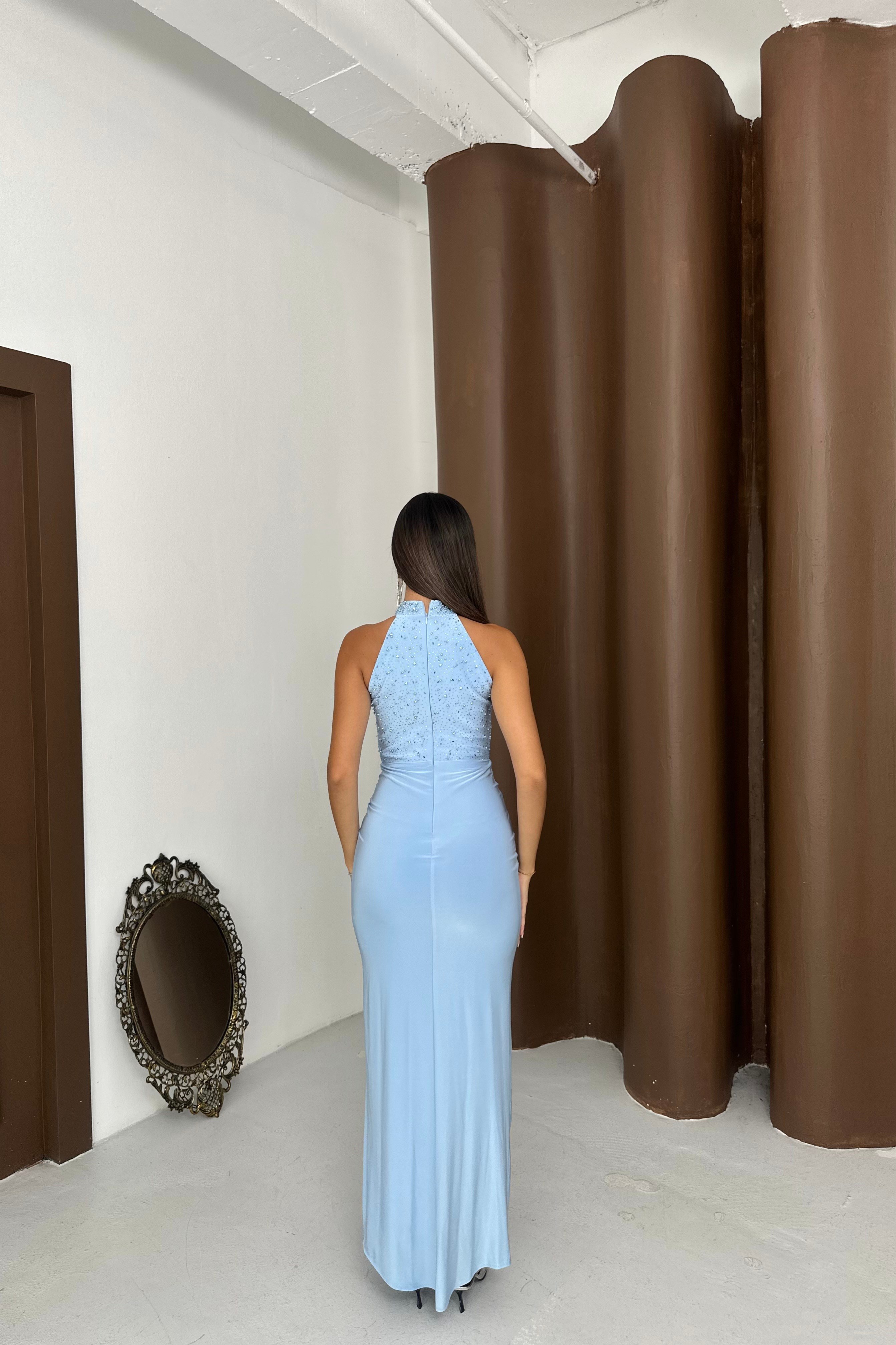Halter Yaka Taş Ve Boncuk İşlemeli Bel Düğümlü Yırtmaçlı Kristal Kumaş Abiye Elbise - Bebe Mavi