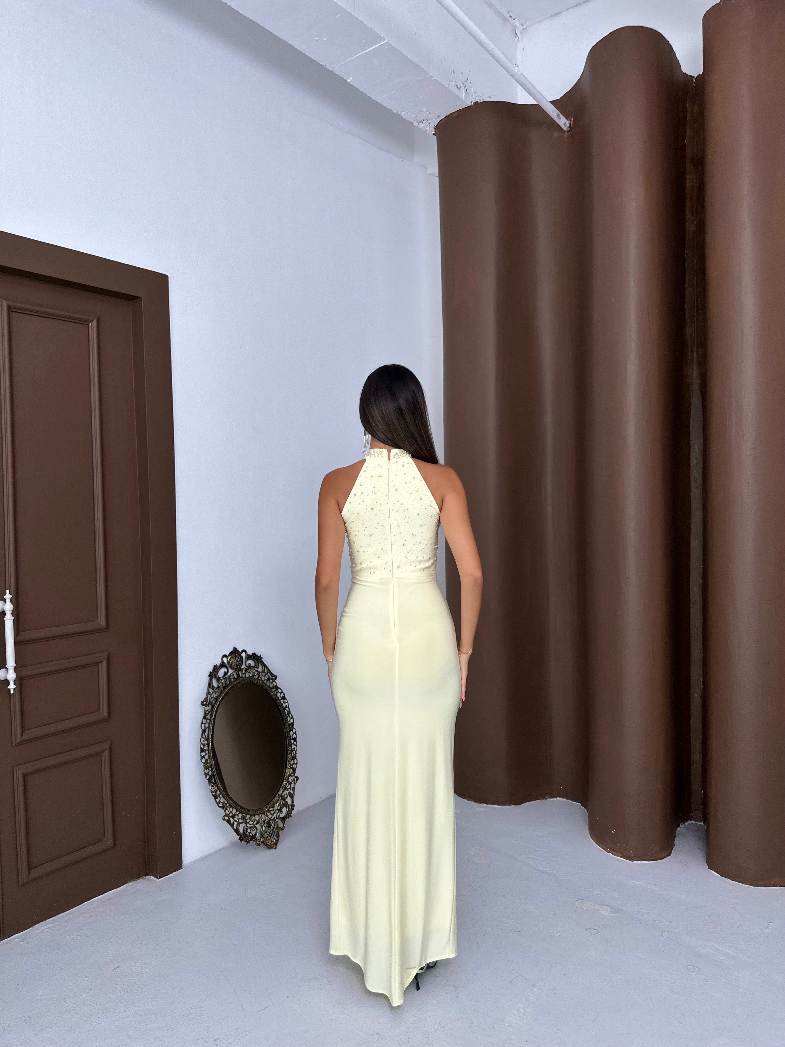 Halter Yaka Taş Ve Boncuk İşlemeli Bel Düğümlü Yırtmaçlı Kristal Kumaş Abiye Elbise - Sarı