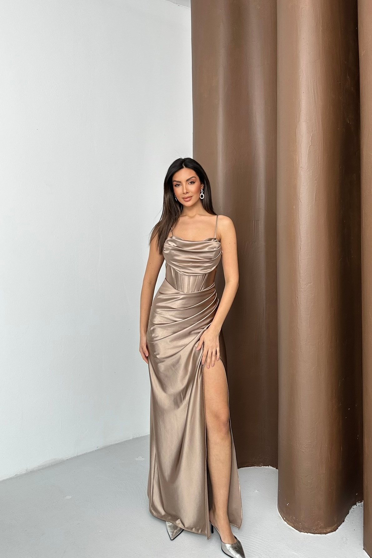 Örme Saten Sırt Bağcık Ve Askılı Abiye Elbise - Vizon