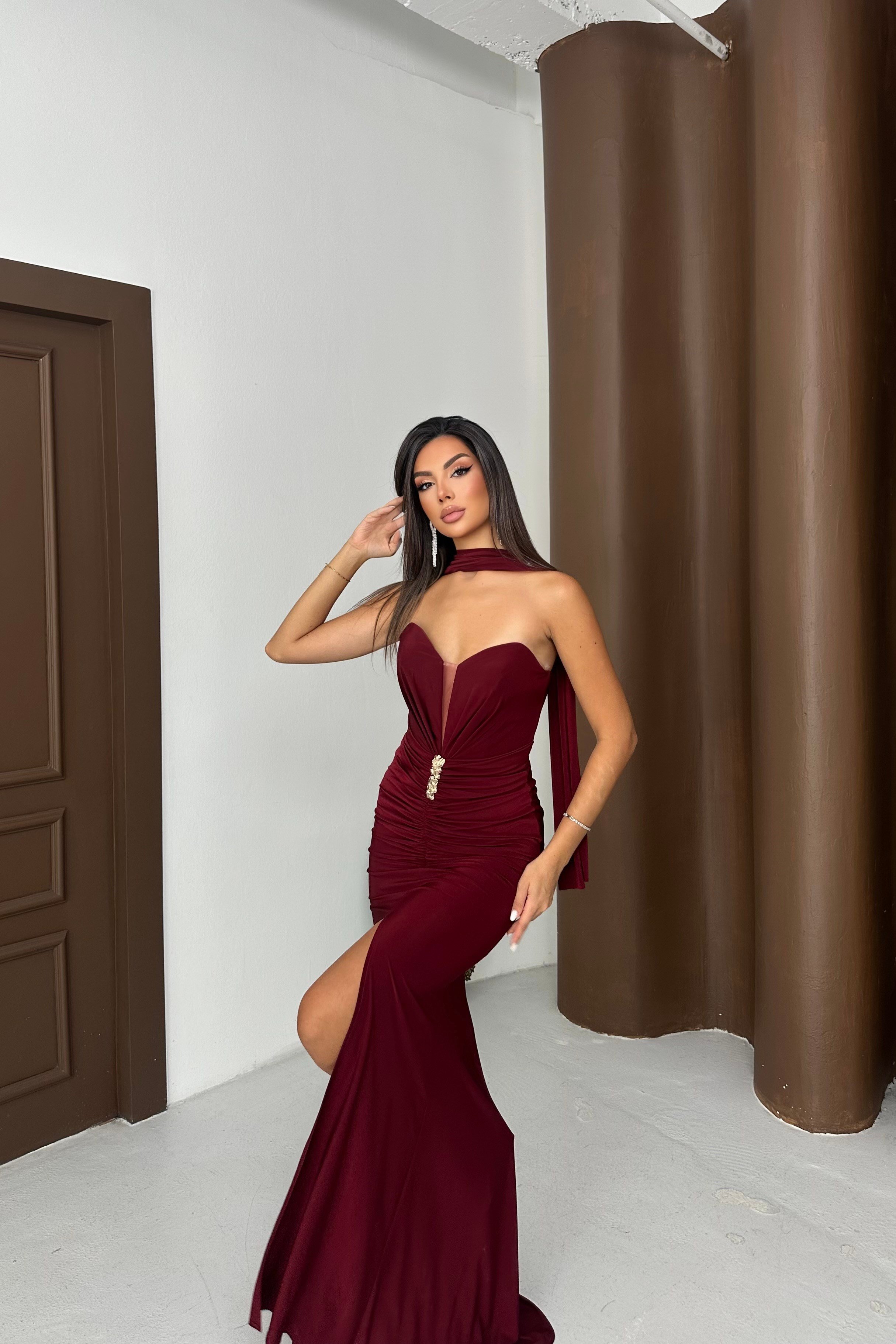 Şallı Ve Bel Taşlı Kristal Kumaş Önden Yırtmaçlı Abiye Elbise - Bordo