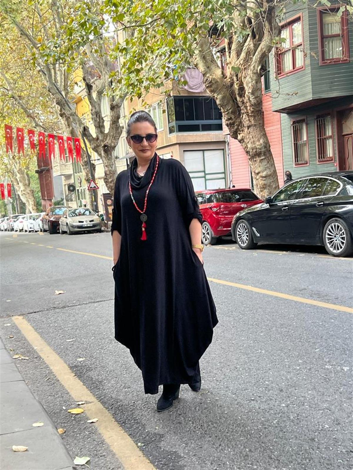 Siyah Degaje Boğazlı Elbise