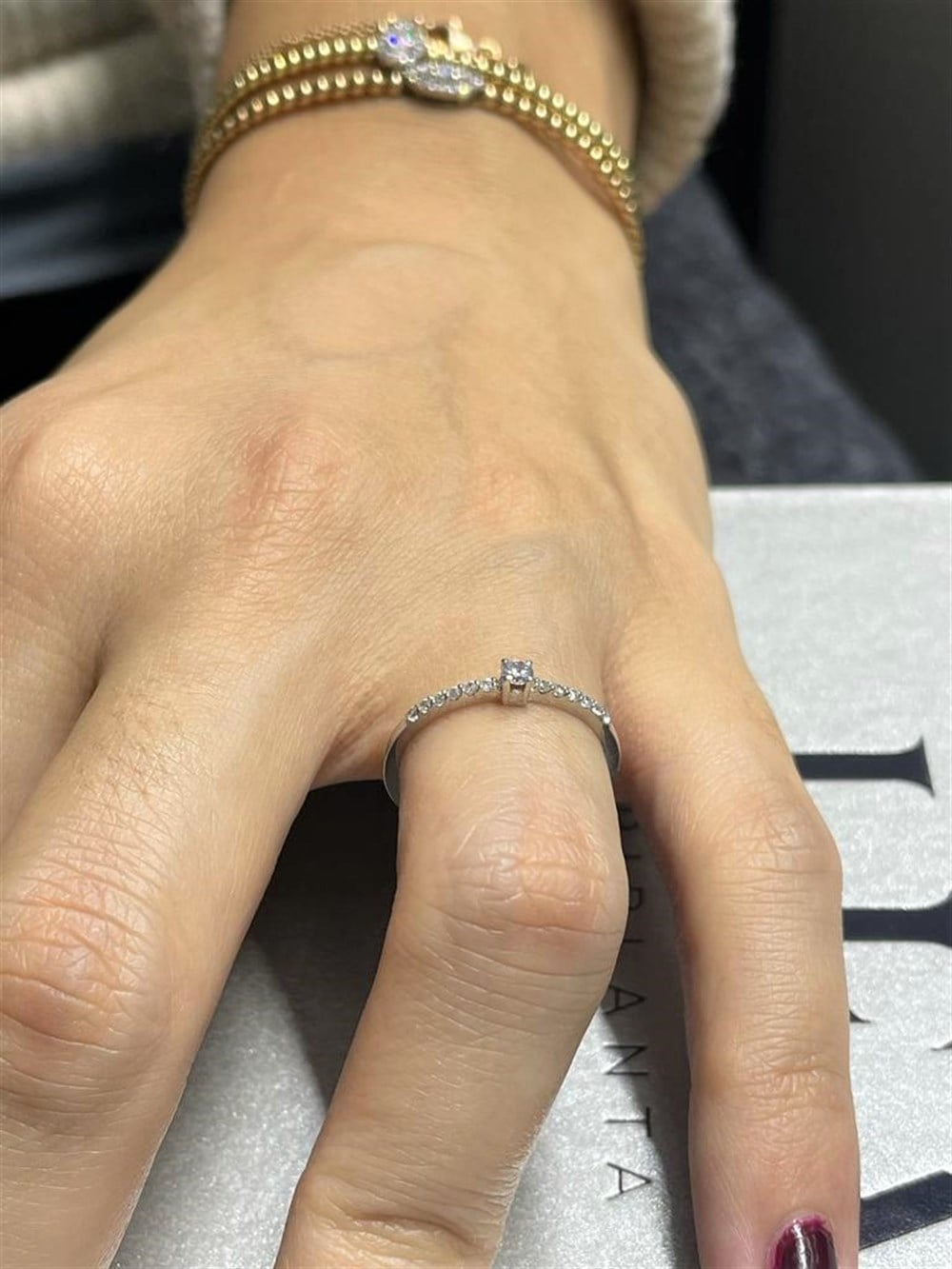 0.15 Karat Kolu Taşlı Tektaş Yüzük
