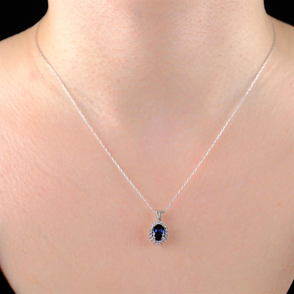 0.15 Karat Pırlanta Oval Safir Anturaj Kolye