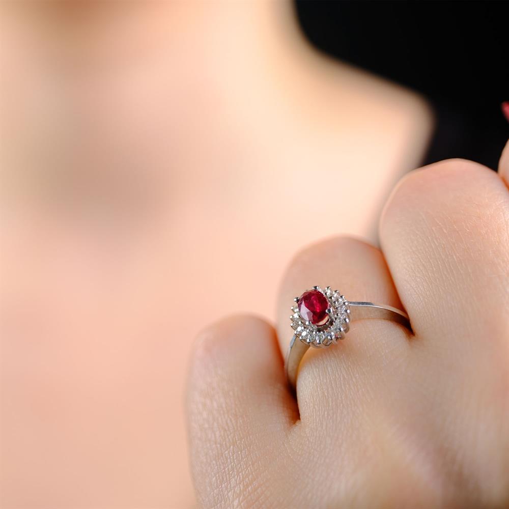 0.15 Karat Pırlanta Oval Yakut Anturaj Yüzük