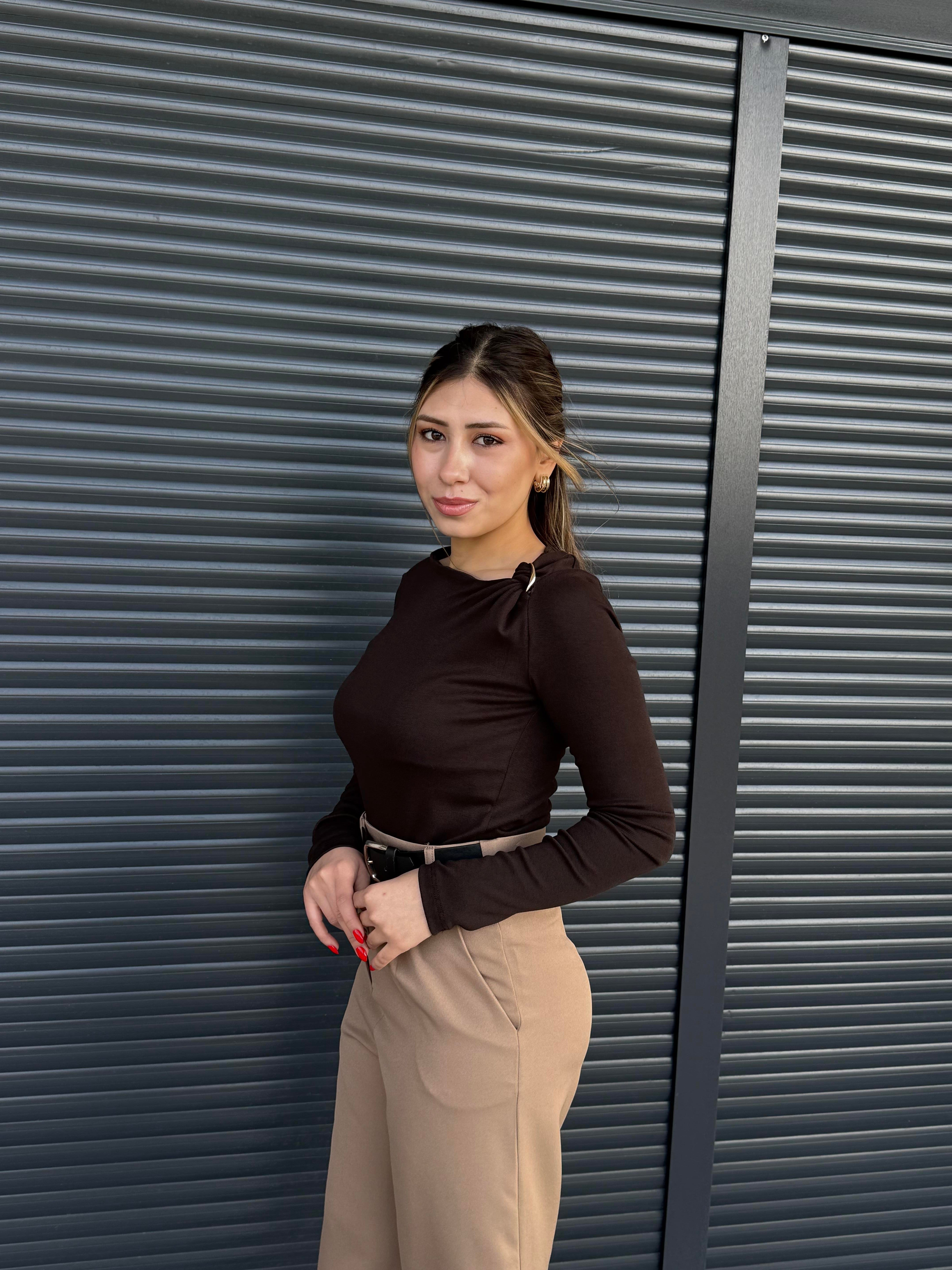 Karol Omuzu Tokalı Bluz Acı Kahve
