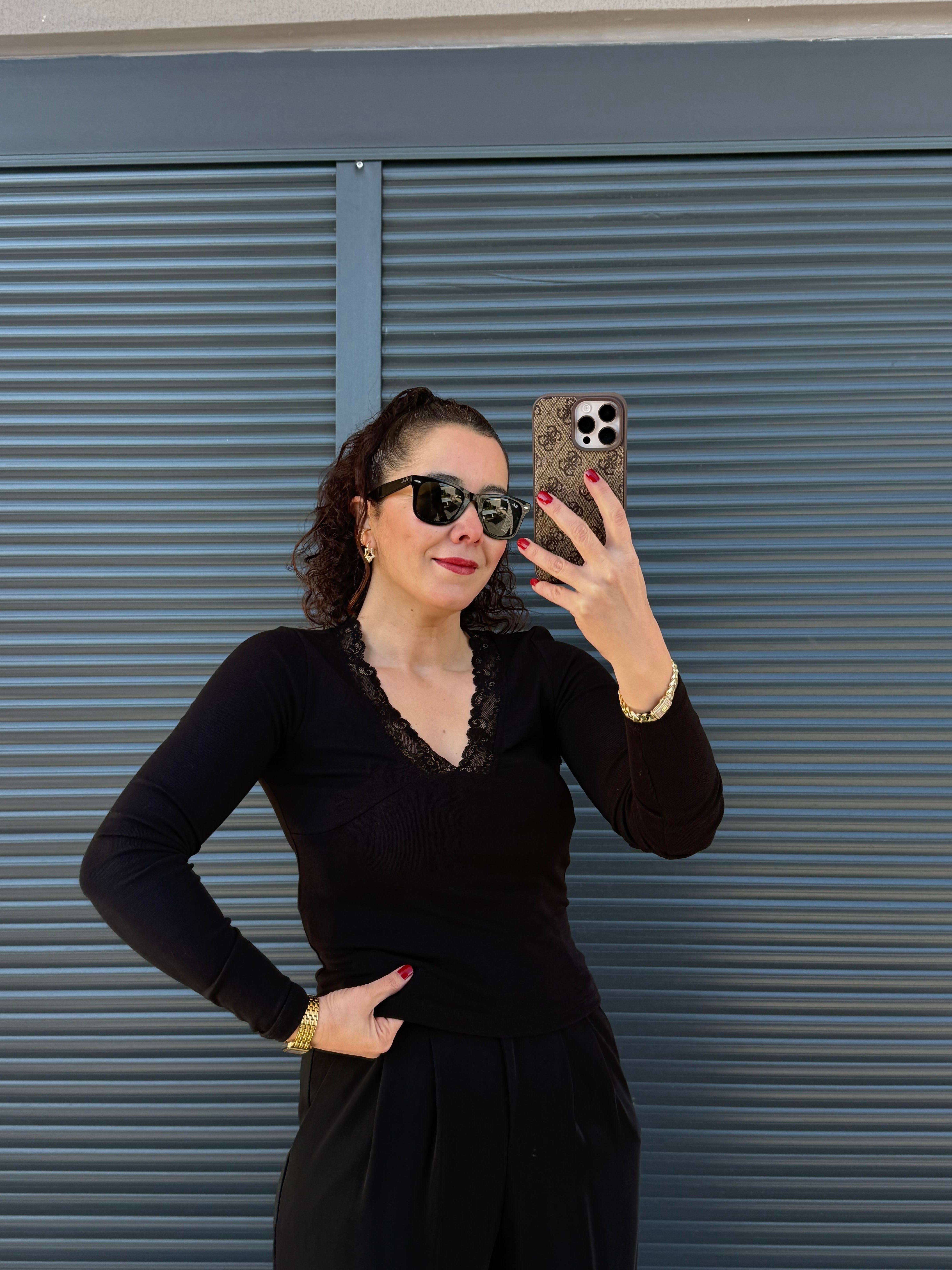 Karol Yakası Dantelli Bluz Siyah