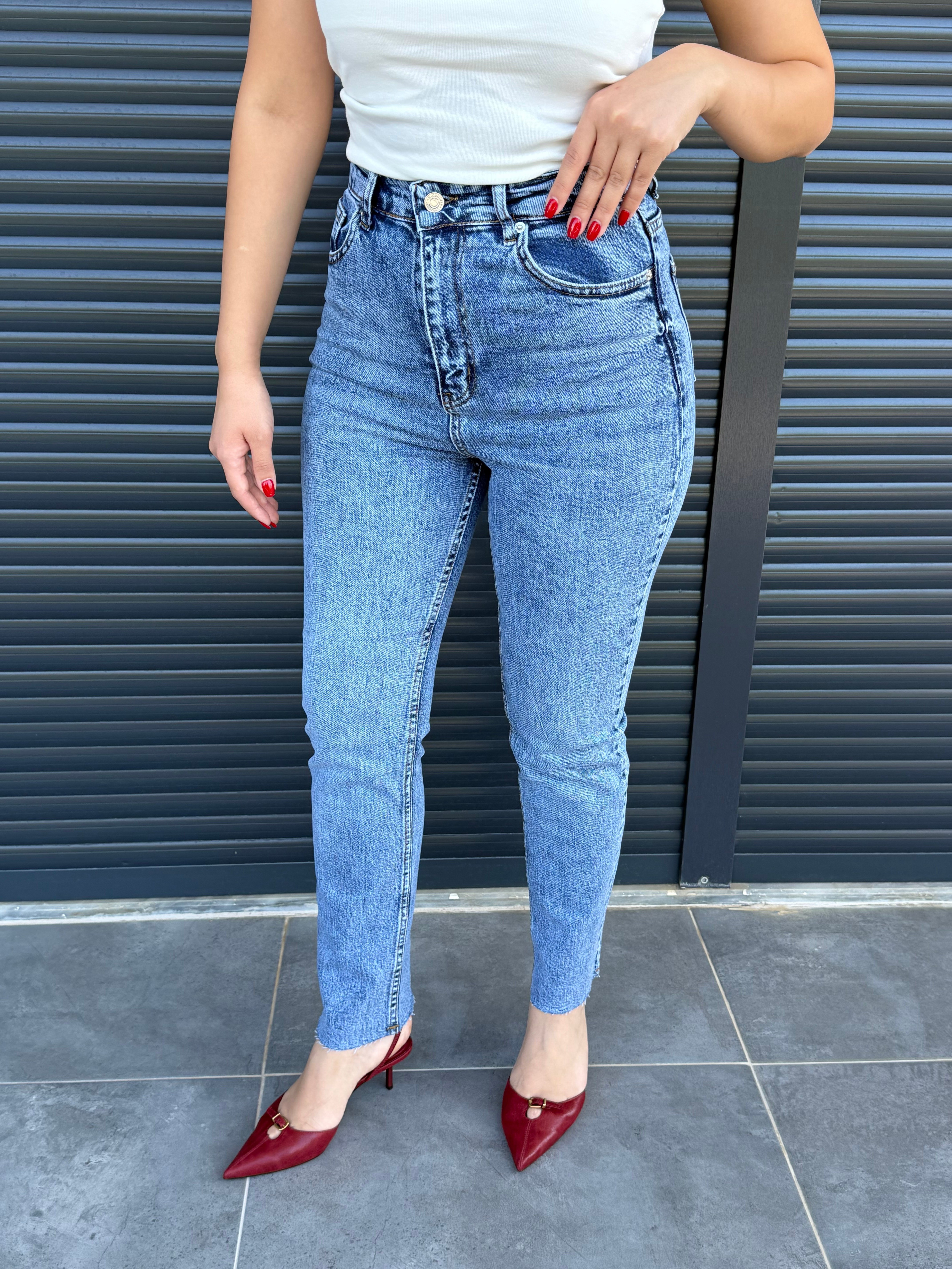 Premium Kesik Paça Toparlayıcı Boy Fit Jean Orta Mavi