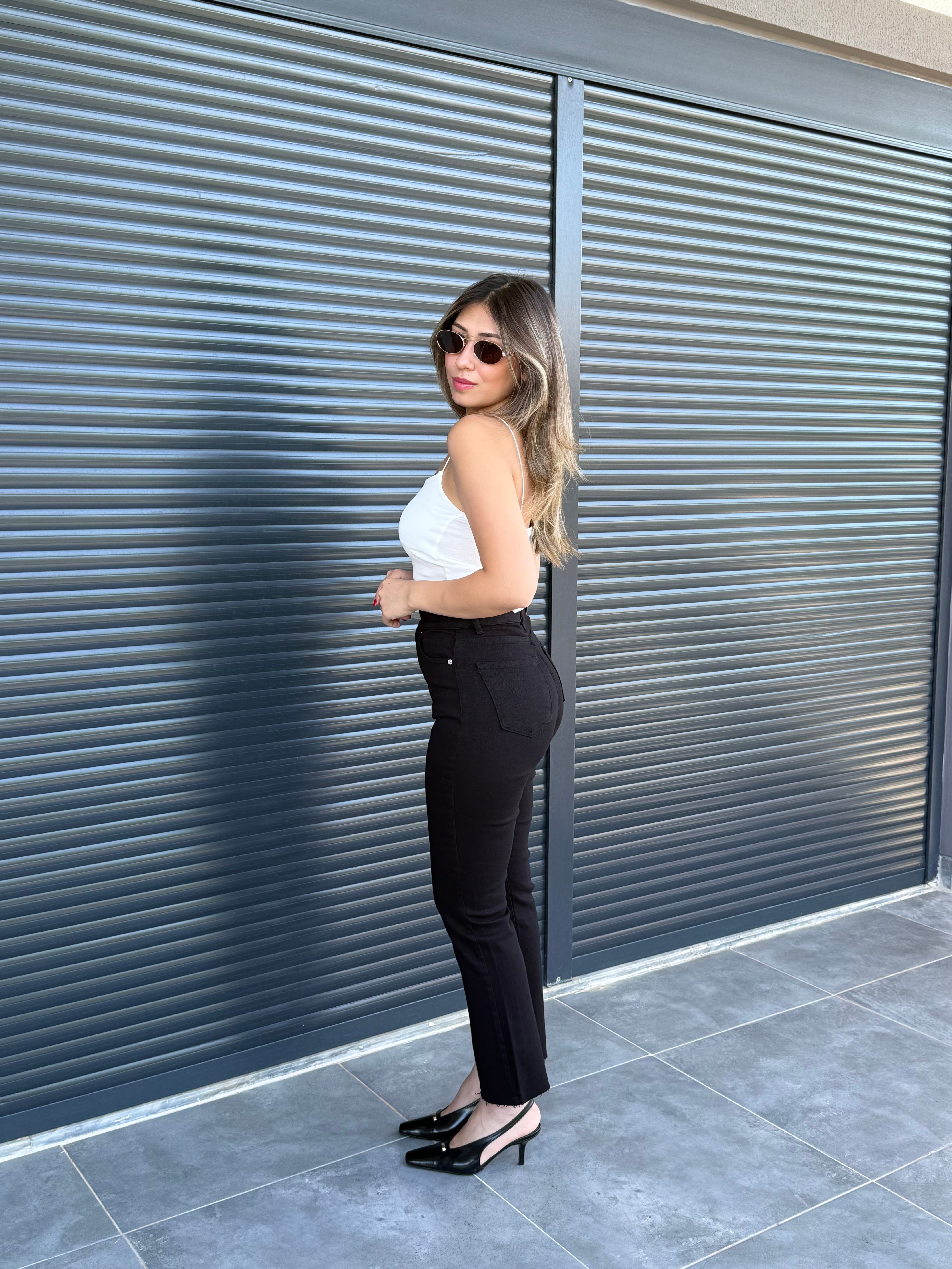 Premium Kesik Paça Toparlayıcı Boy Fit Jean Siyah