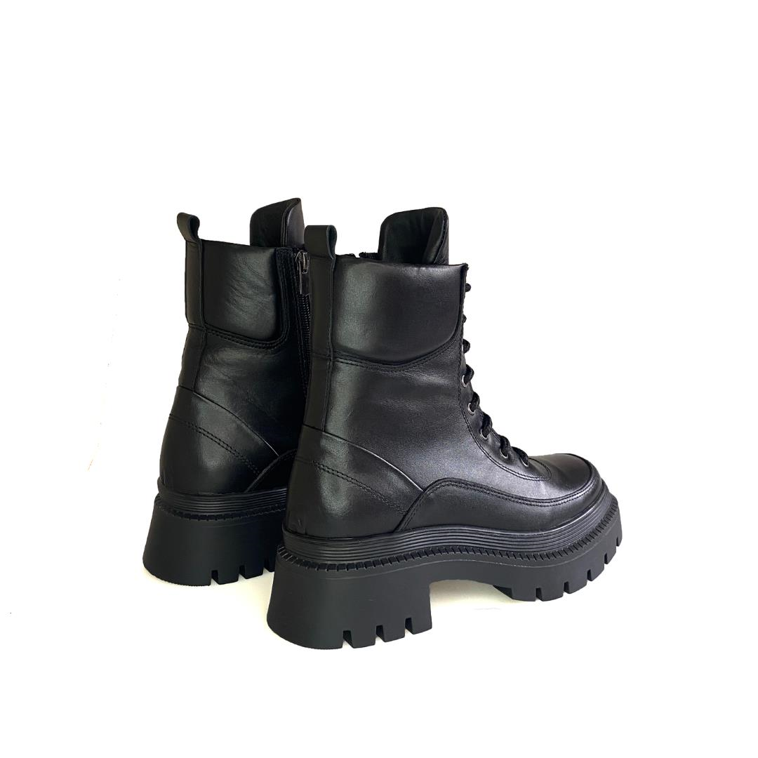 Siyah Kadın Postal Bot