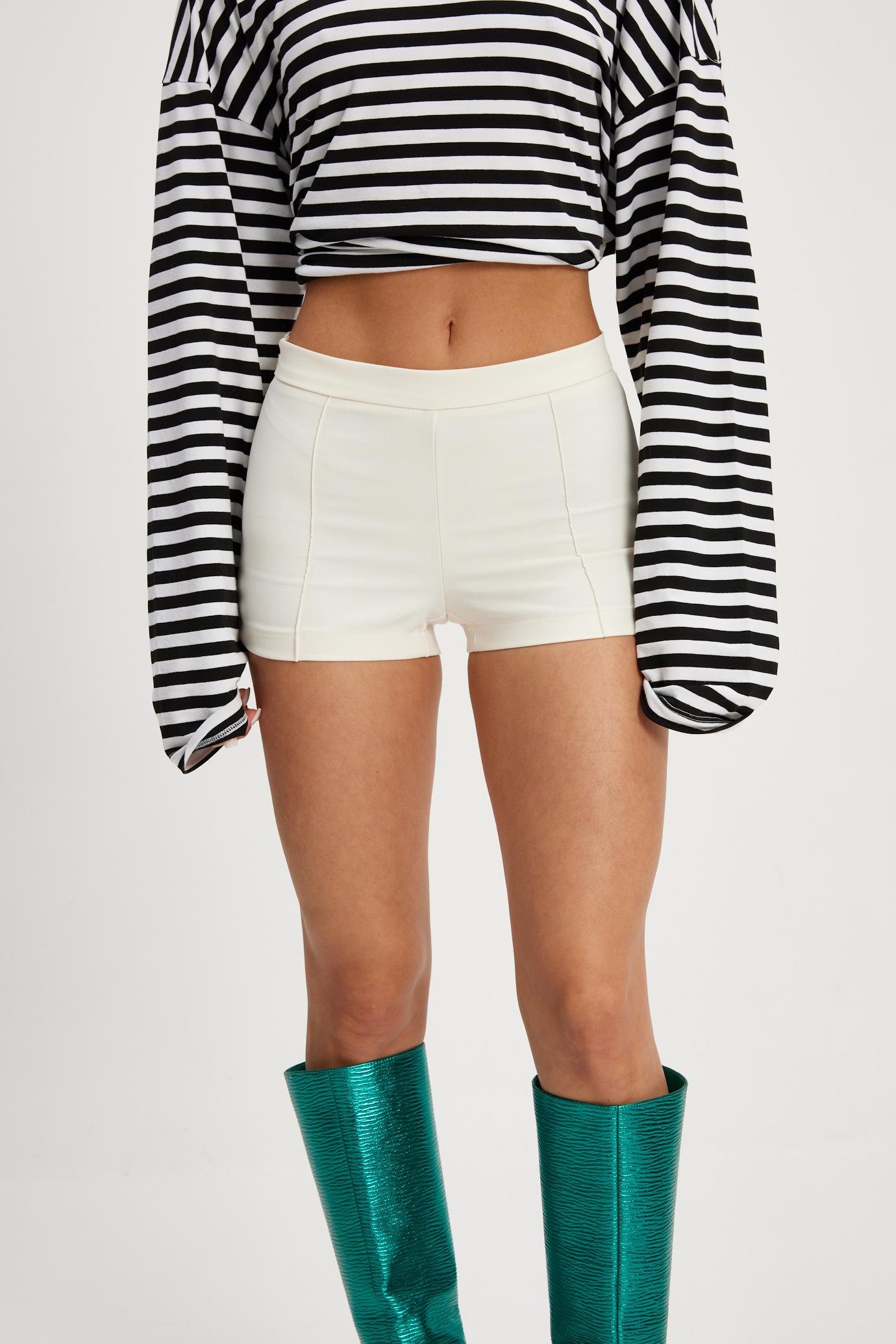 Ekru Dikiş Detaylı Mini Şort