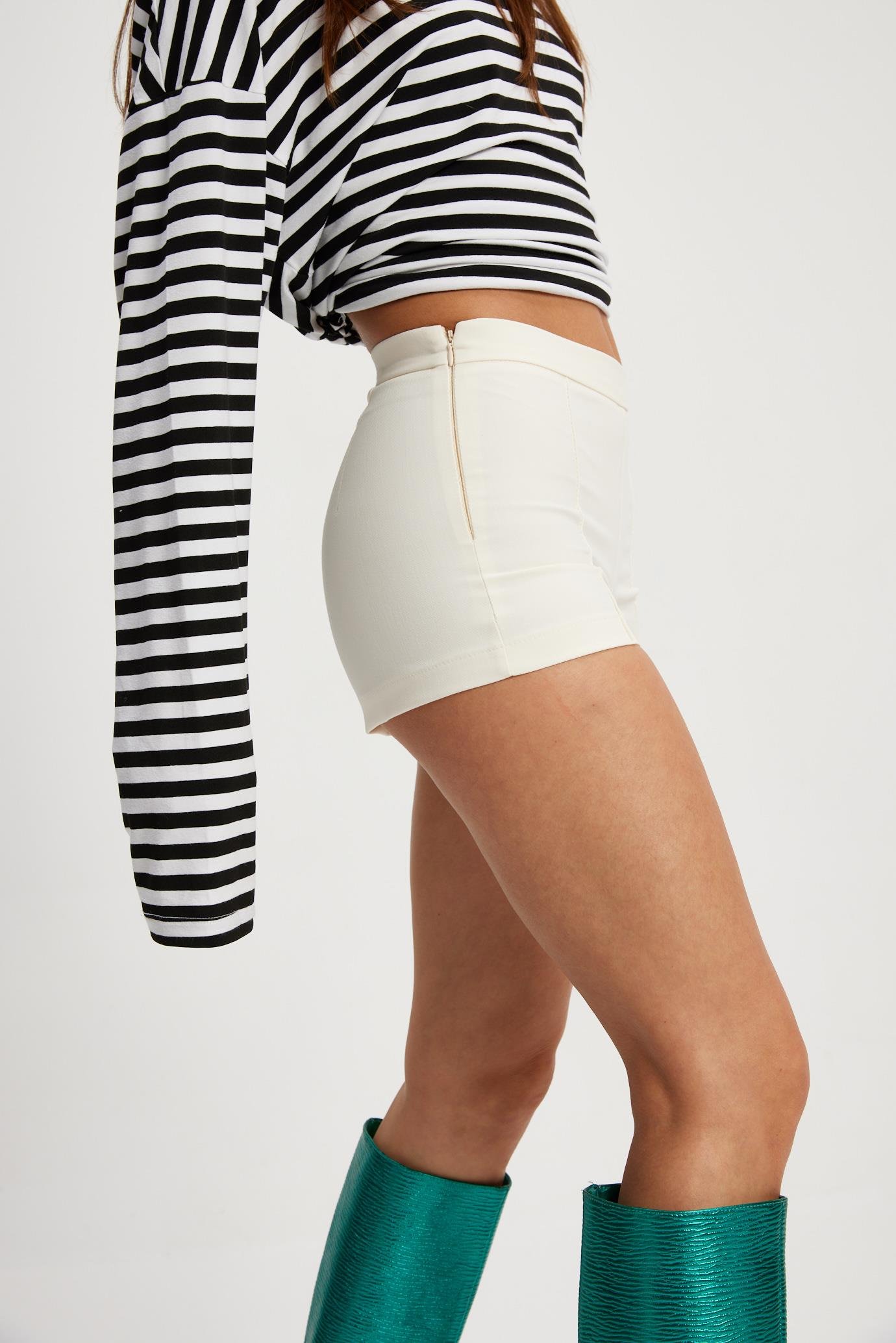 Ekru Dikiş Detaylı Mini Şort