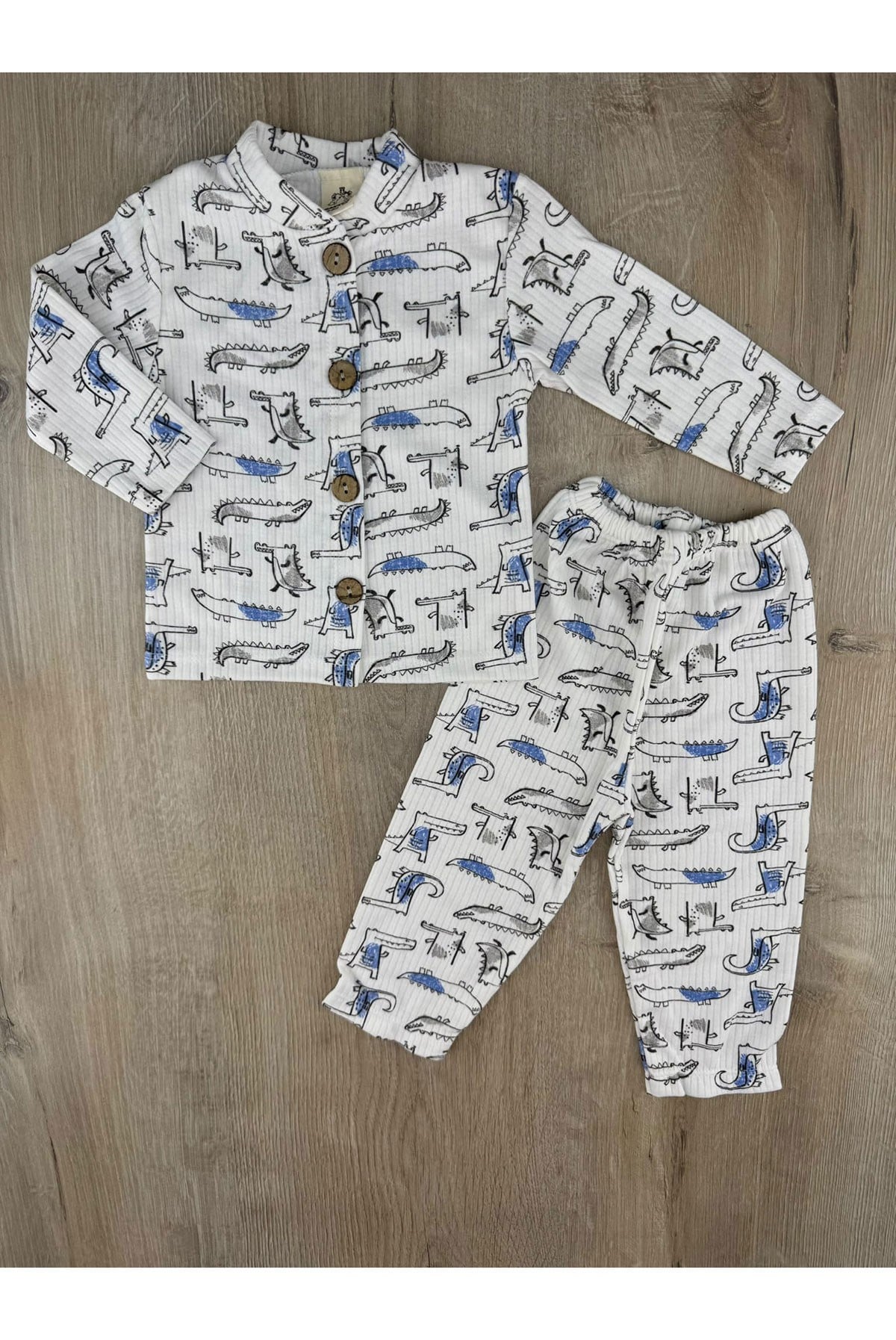 #360470 (6-18 Ay) Dinozor Desenli Önden Düğmeli Pijama Takımı
