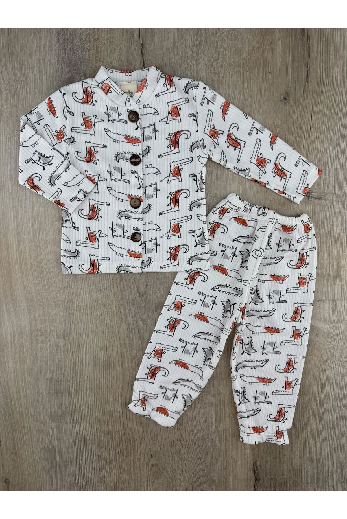 #360470 (6-18 Ay) Dinozor Desenli Önden Düğmeli Pijama Takımı