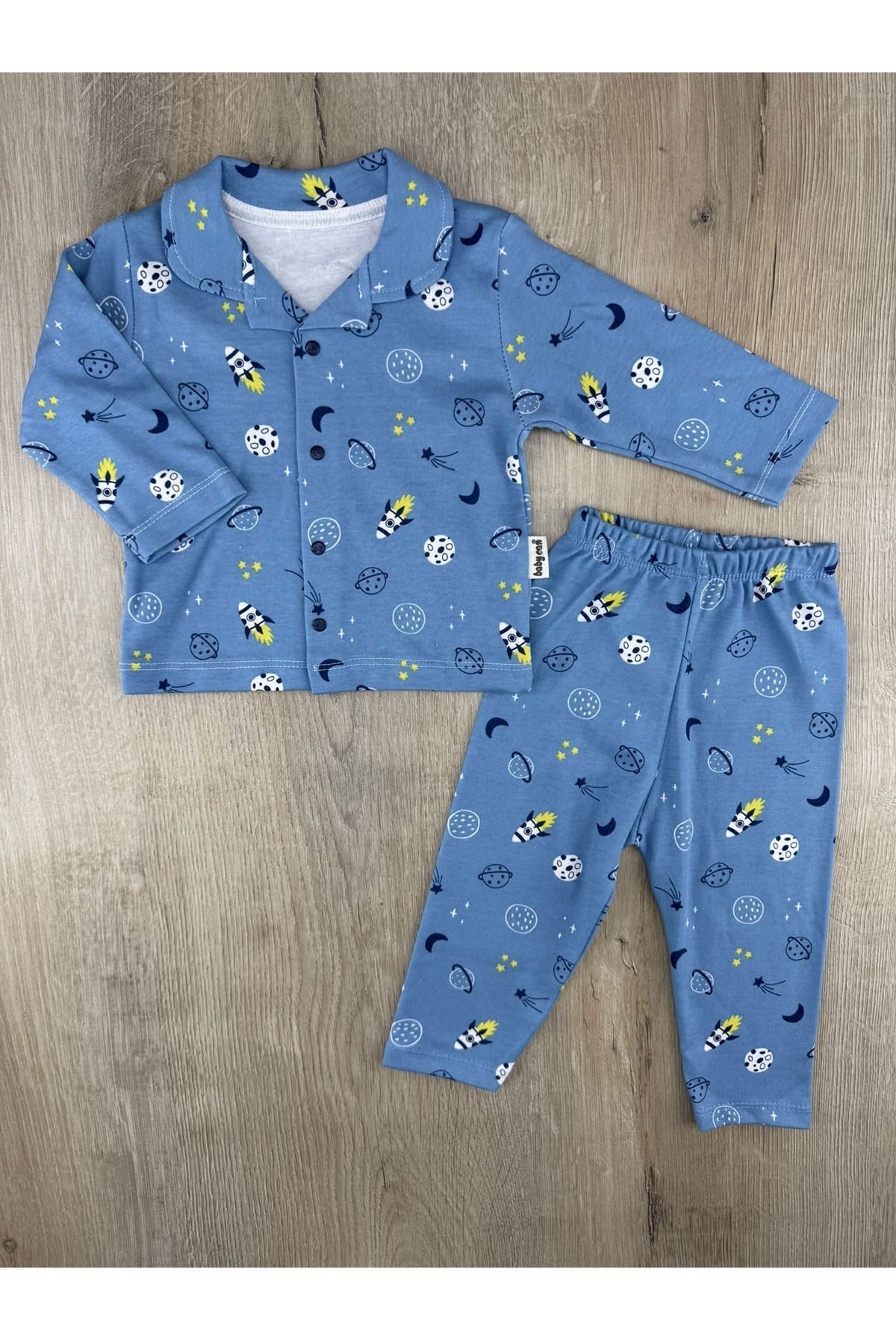 Babycan-41 (3-12 Ay) Gezegen Desenli Önden Düğmeli Pijama Takımı