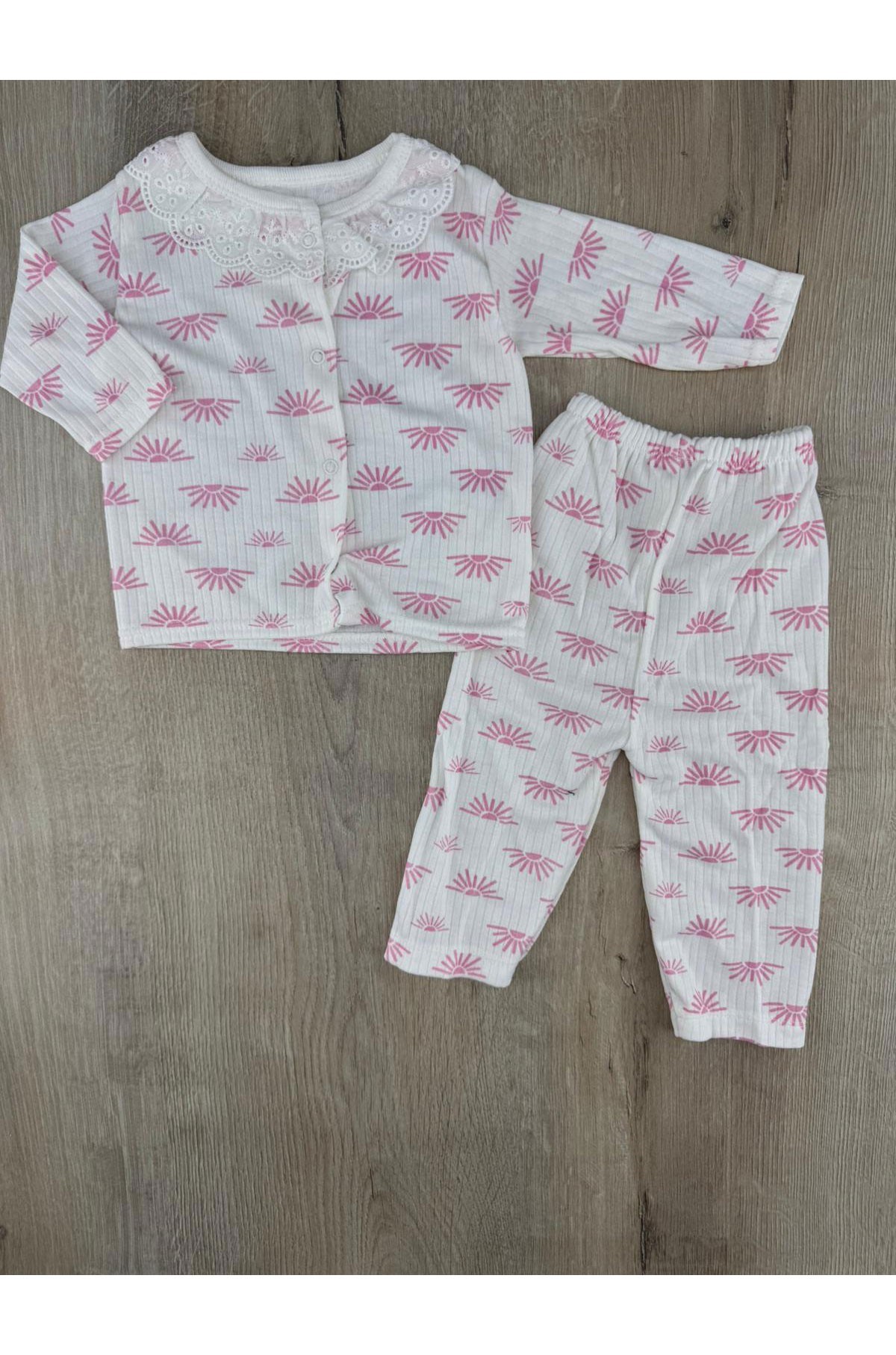 Gonca Bebe (0-6 Ay) Güneş Desenli Yaka Dantelli Pijama Takımı