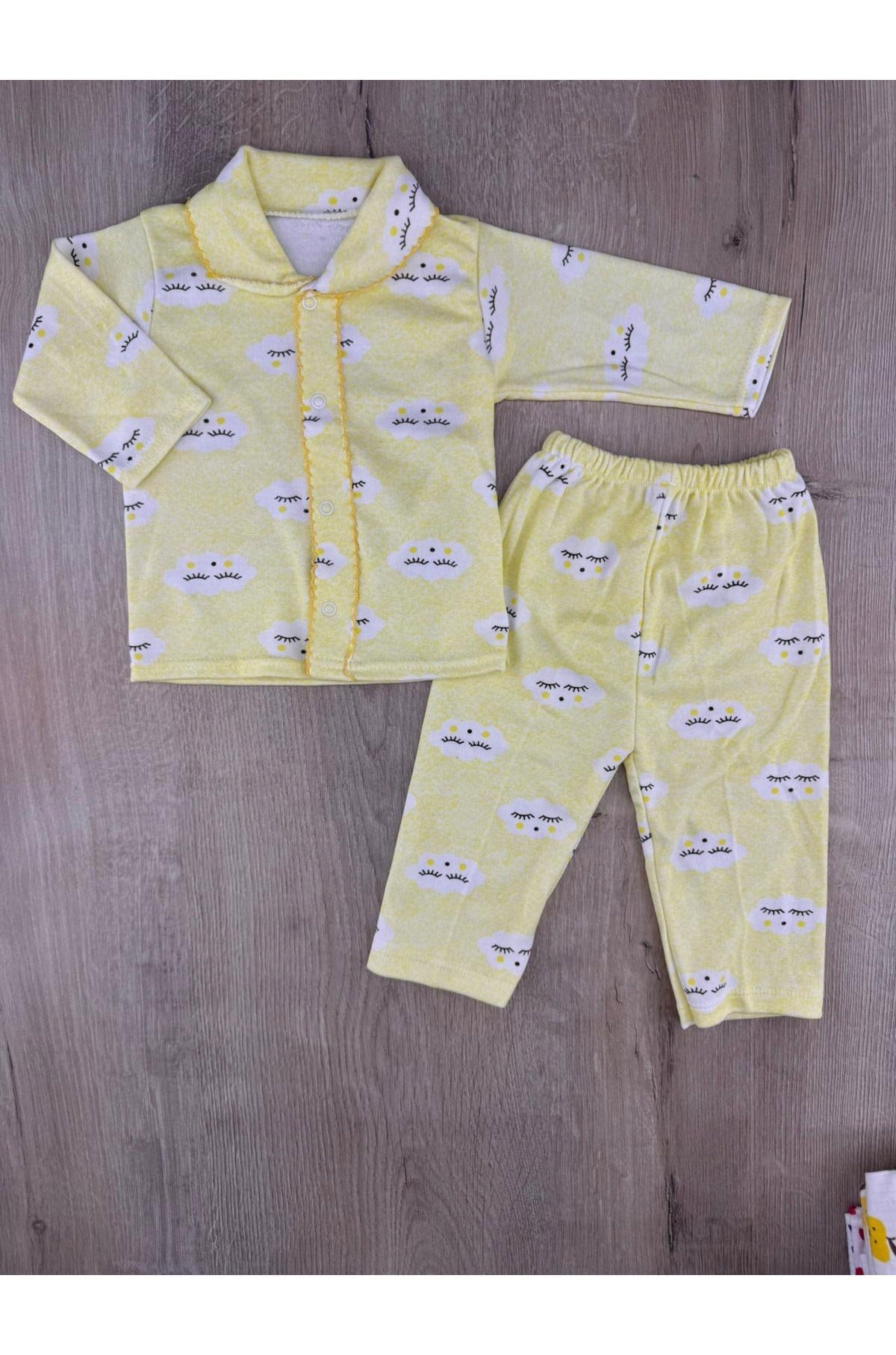 Gonca Bebe (0-6 Ay) Yakalı Bulut Desenli Önden Çıtçıtlı Pijama Takımı