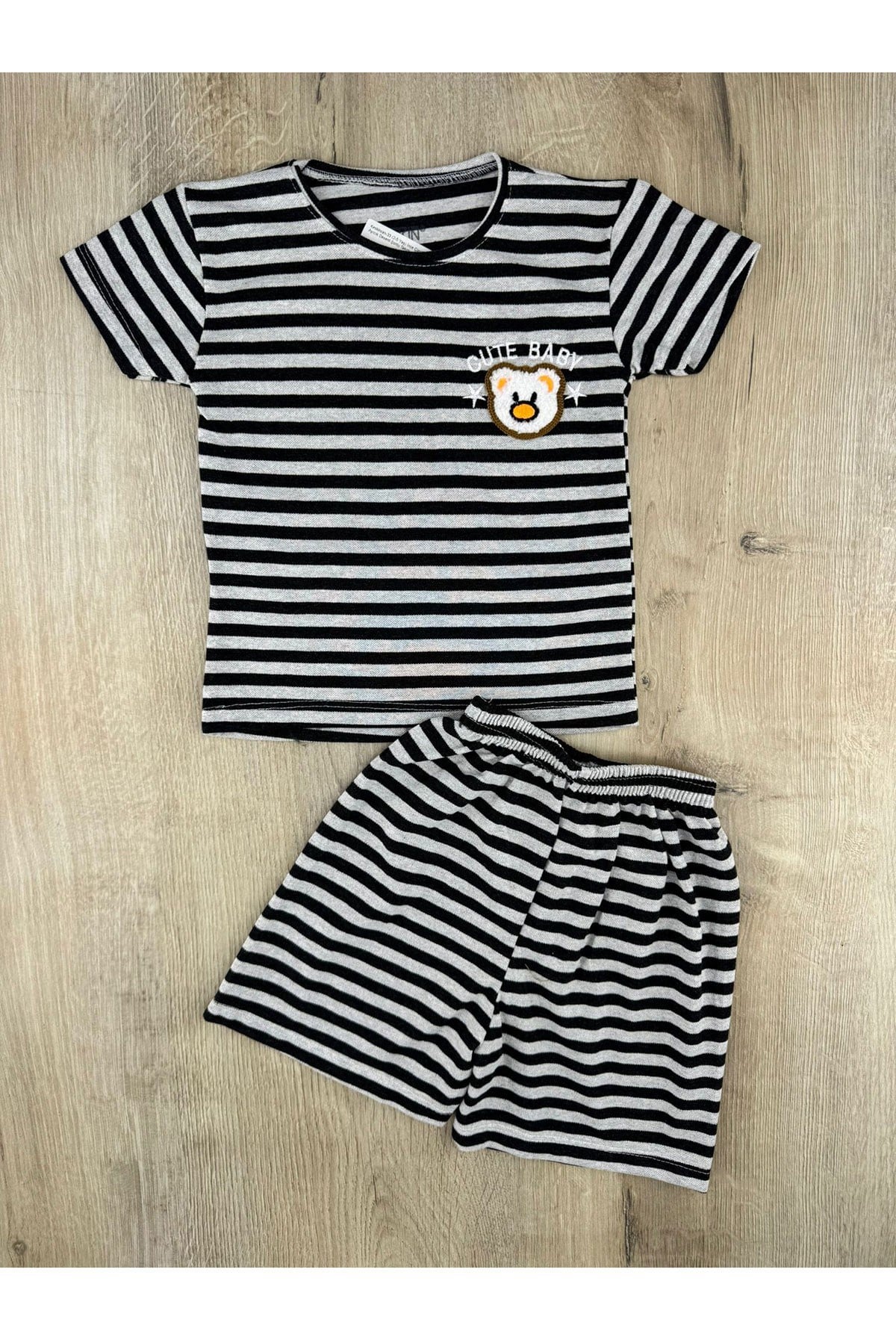 Keskincan-33 (2-5 Yaş) İnce Çizgili Cute Ayıcık Desenli Şortlu Takım