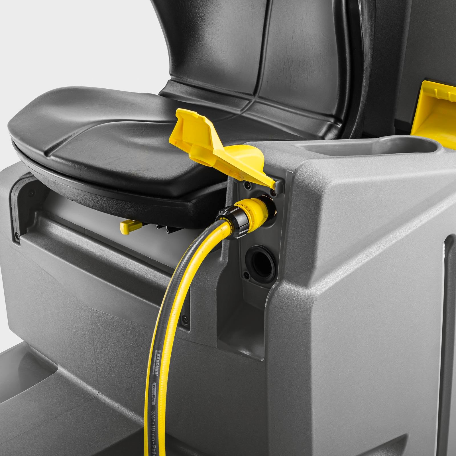 Karcher B 110 R akülü ve binicili zemin temizleme makinesiKarcher