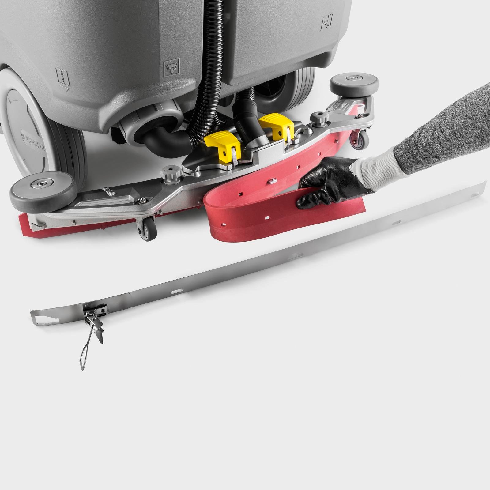 Karcher B 110 R akülü ve binicili zemin temizleme makinesiKarcher