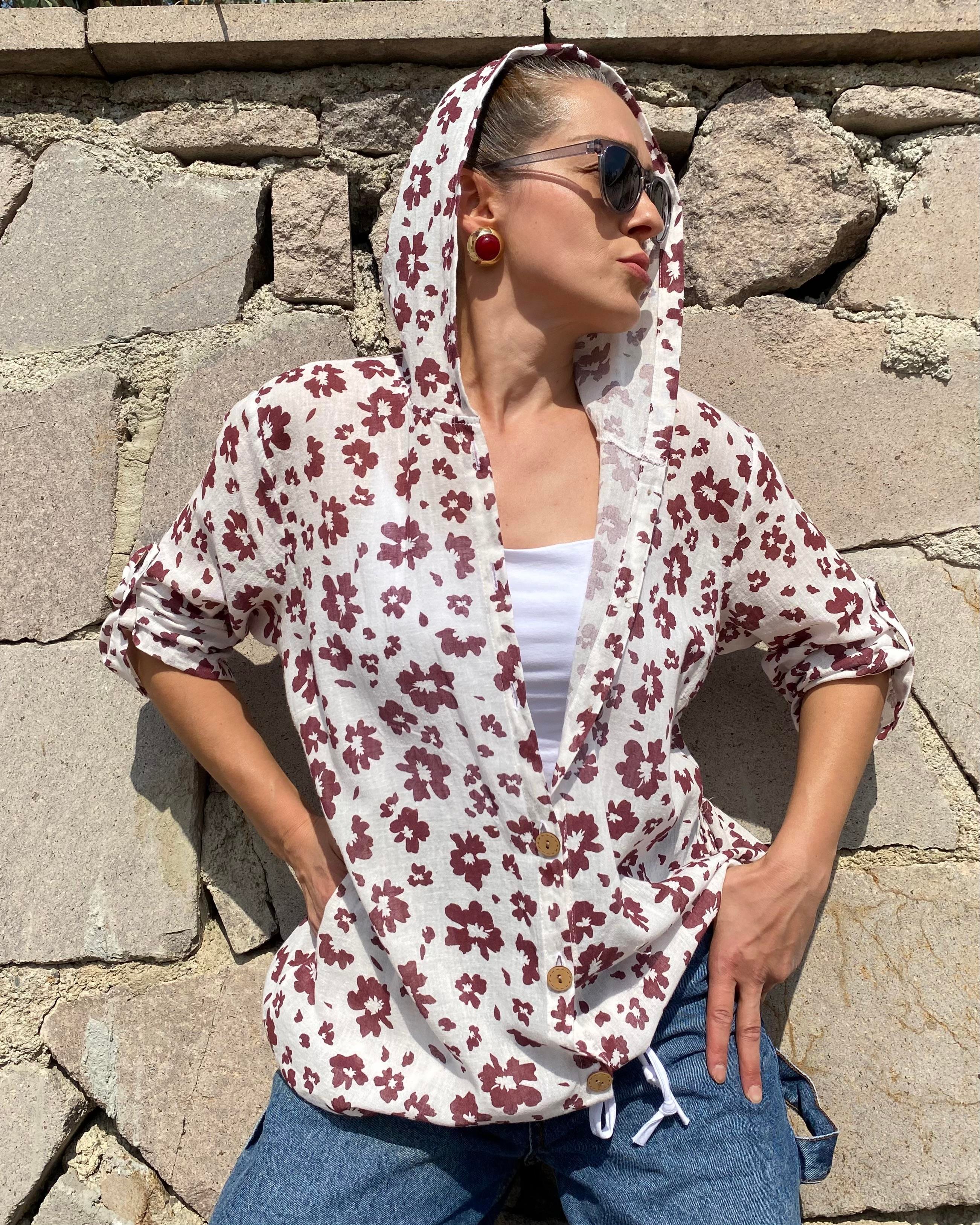 Beyaz Kapüşonlu Bordo Çiçek Desenli Oversize Müslin Kumaş Gömlek