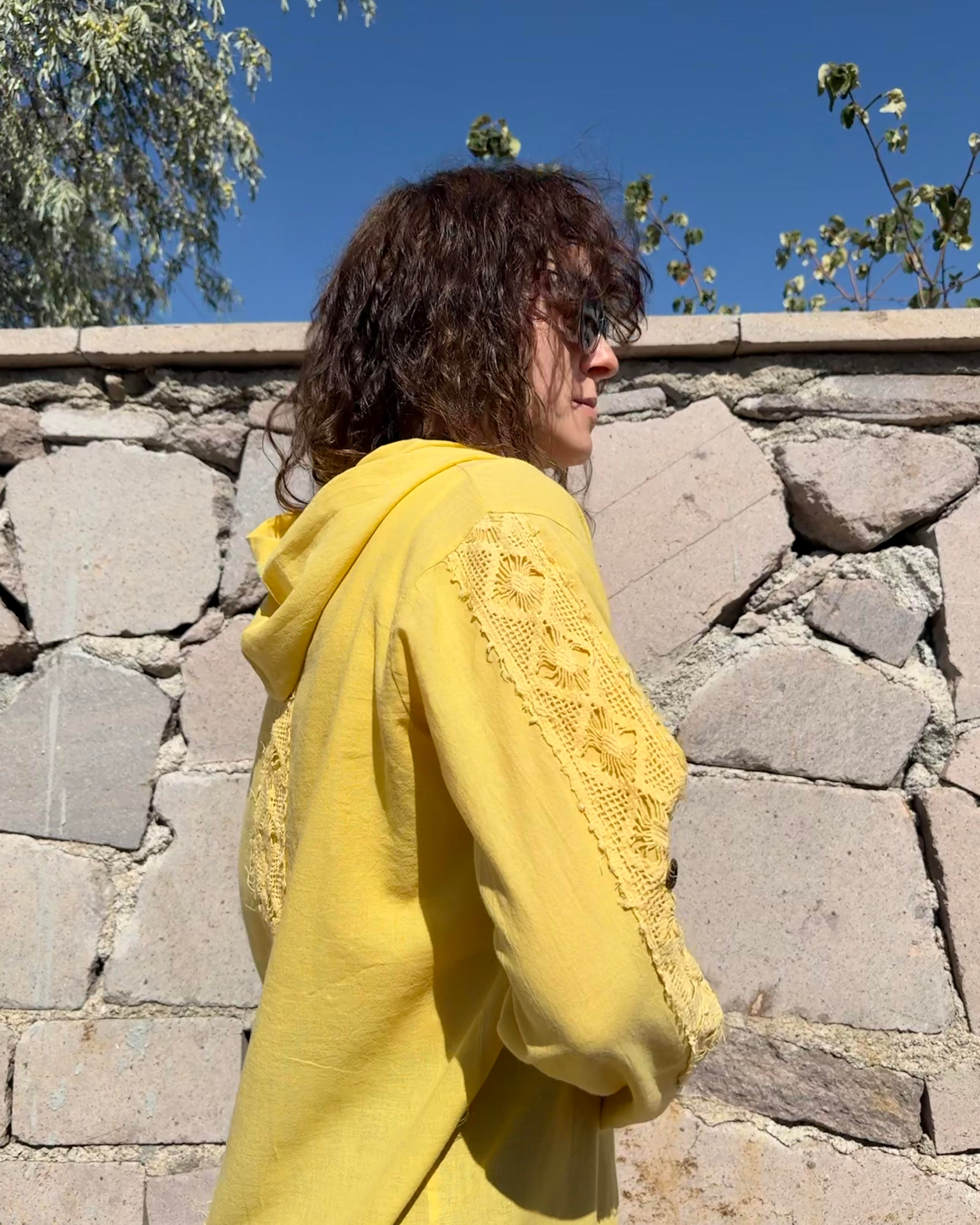 Hardal Sarısı Kapüşonlu Oversize Kol ve Sırt Dantel Detaylı Müslin Kumaş Gömlek