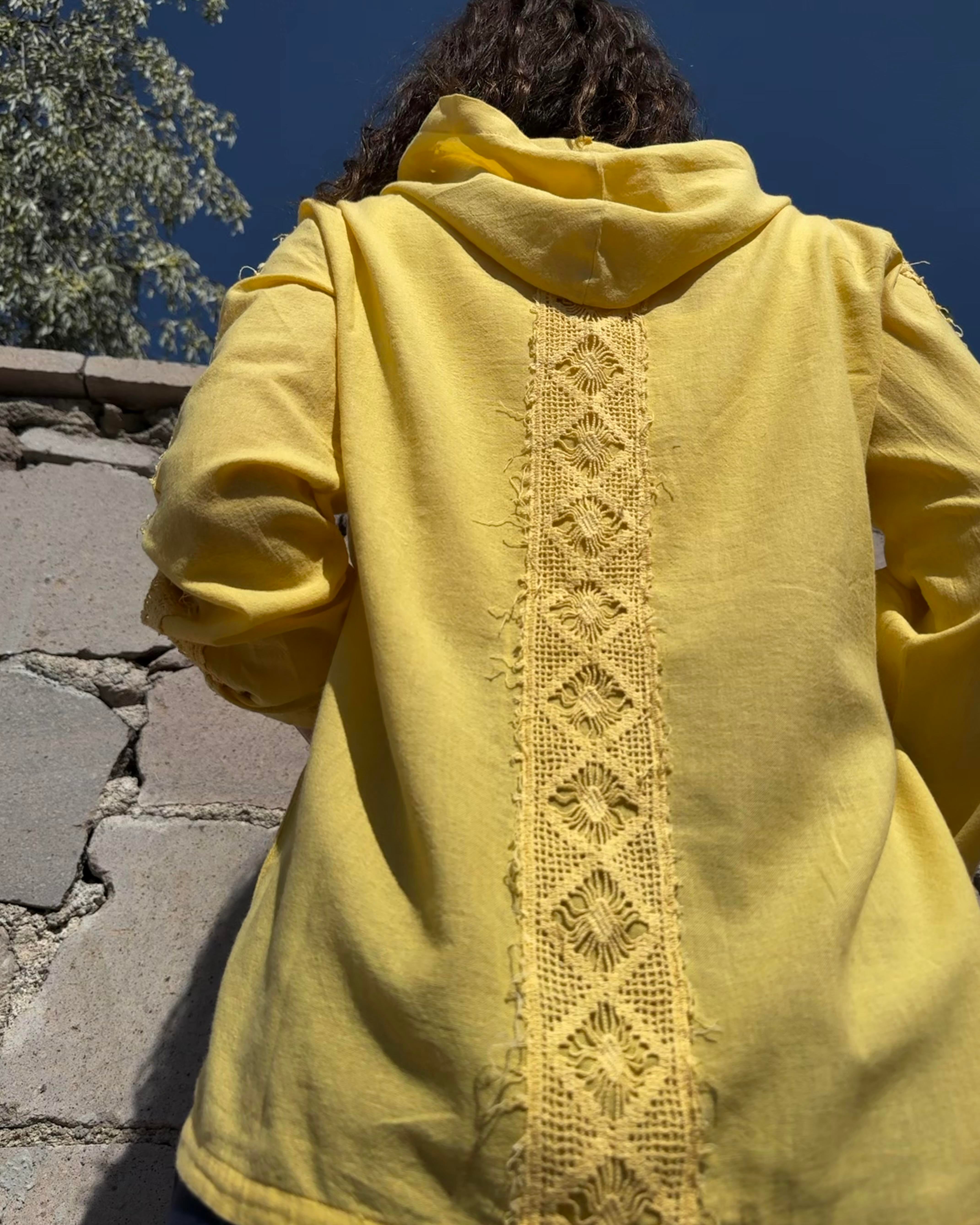 Hardal Sarısı Kapüşonlu Oversize Kol ve Sırt Dantel Detaylı Müslin Kumaş Gömlek