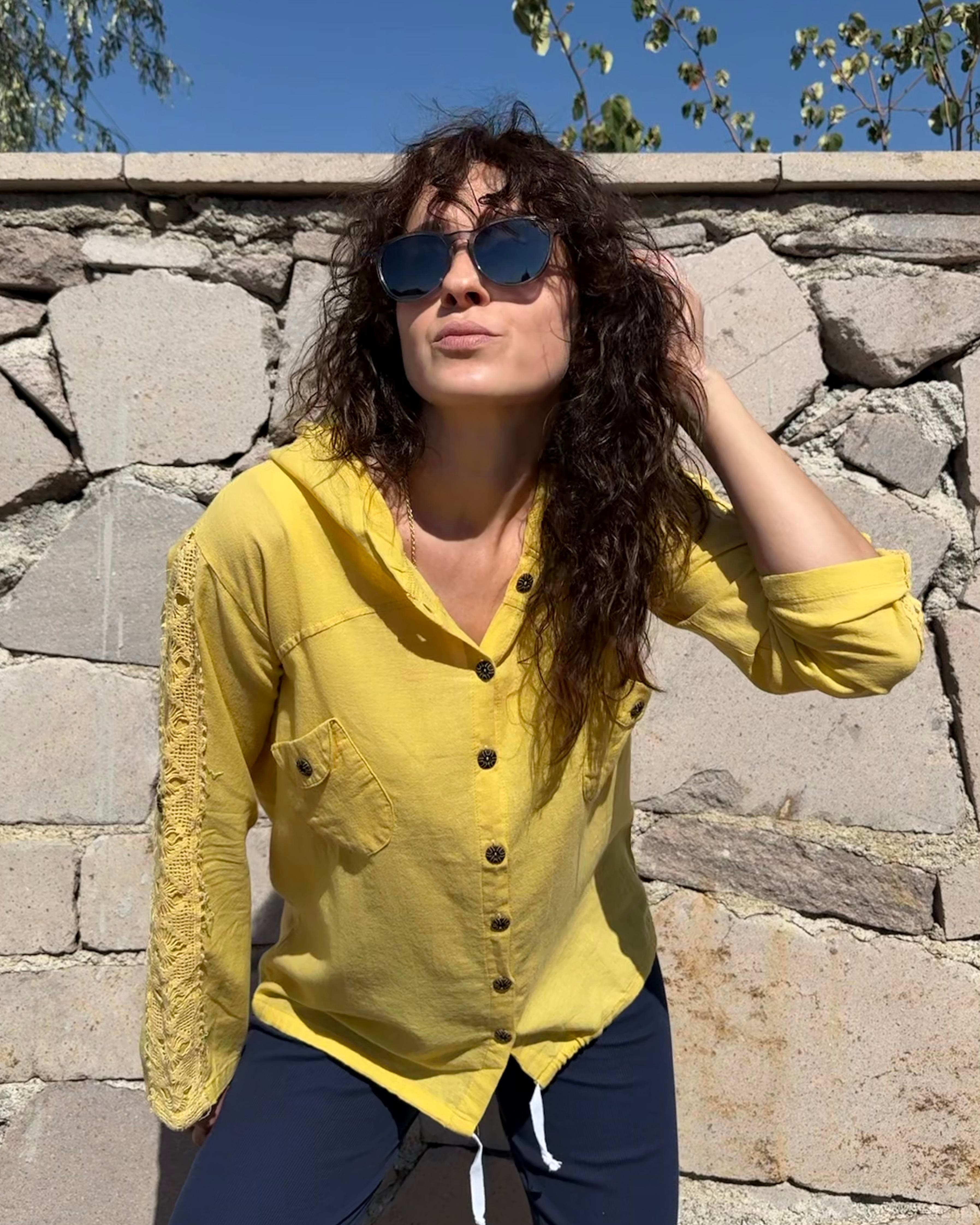 Hardal Sarısı Kapüşonlu Oversize Kol ve Sırt Dantel Detaylı Müslin Kumaş Gömlek