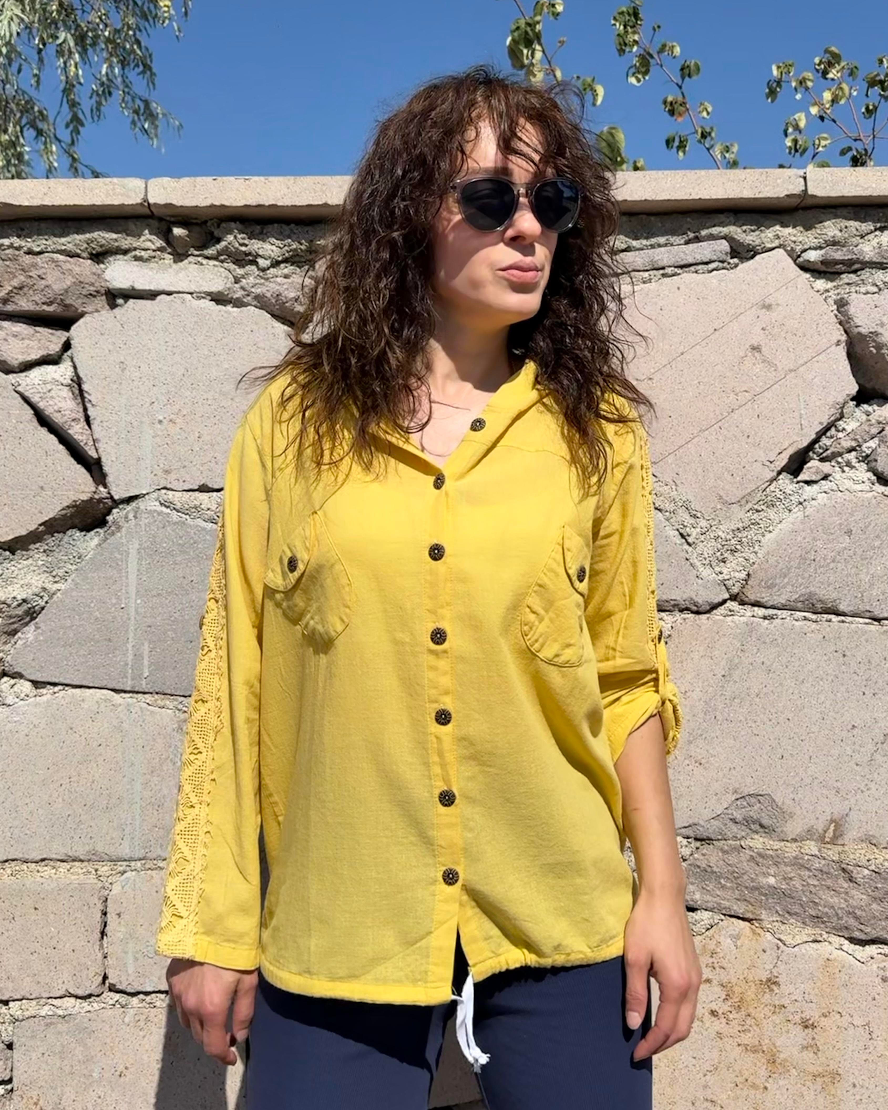 Hardal Sarısı Kapüşonlu Oversize Kol ve Sırt Dantel Detaylı Müslin Kumaş Gömlek