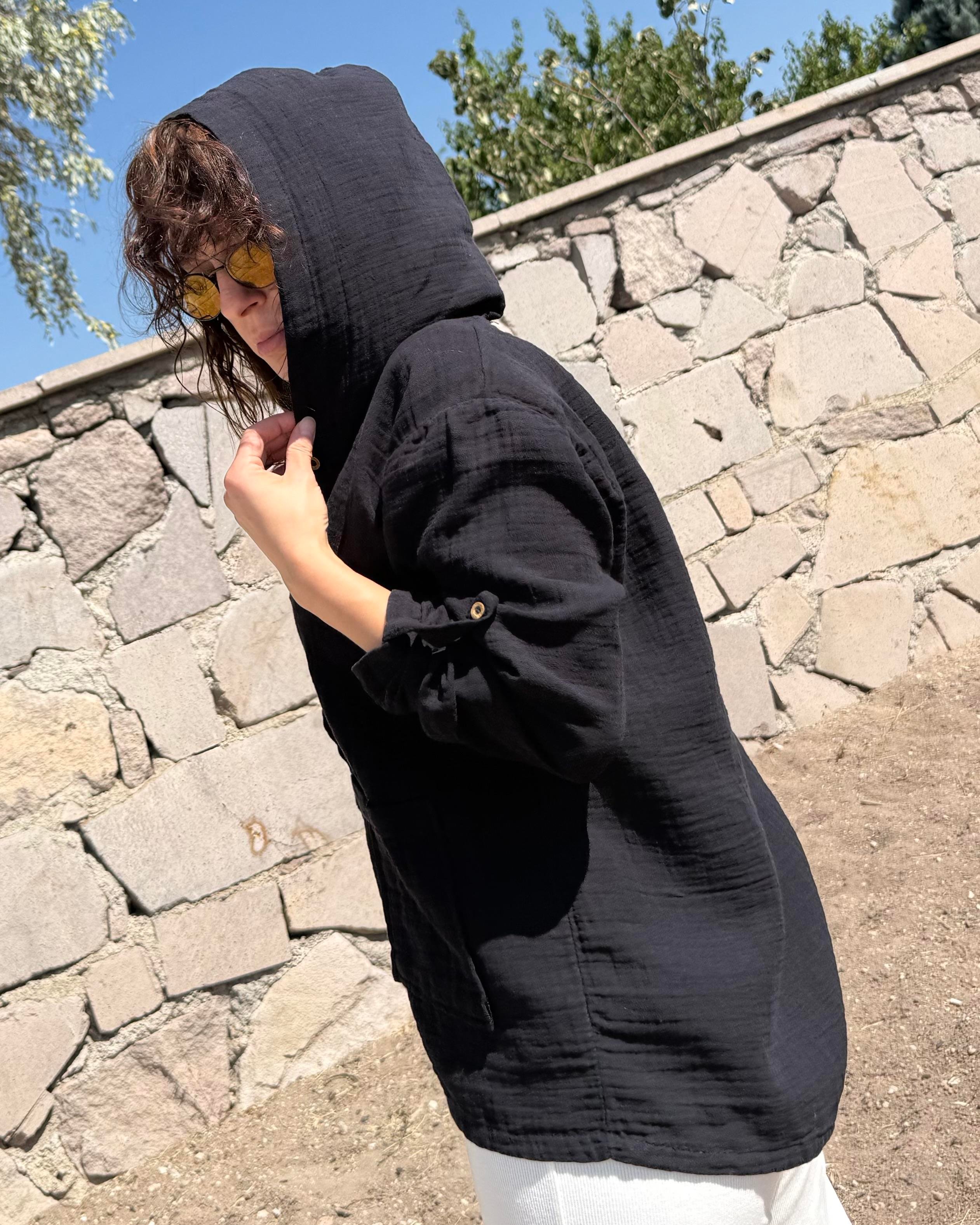 Siyah Kapüşonlu Oversize Cepli Müslin Kumaş Gömlek